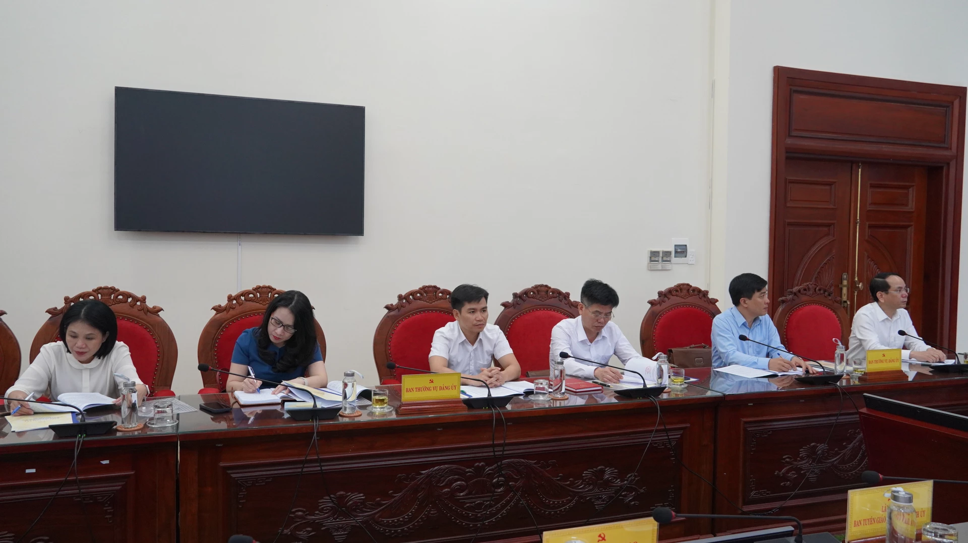 Đại biểu tham dự phiên họp - Ảnh: QV