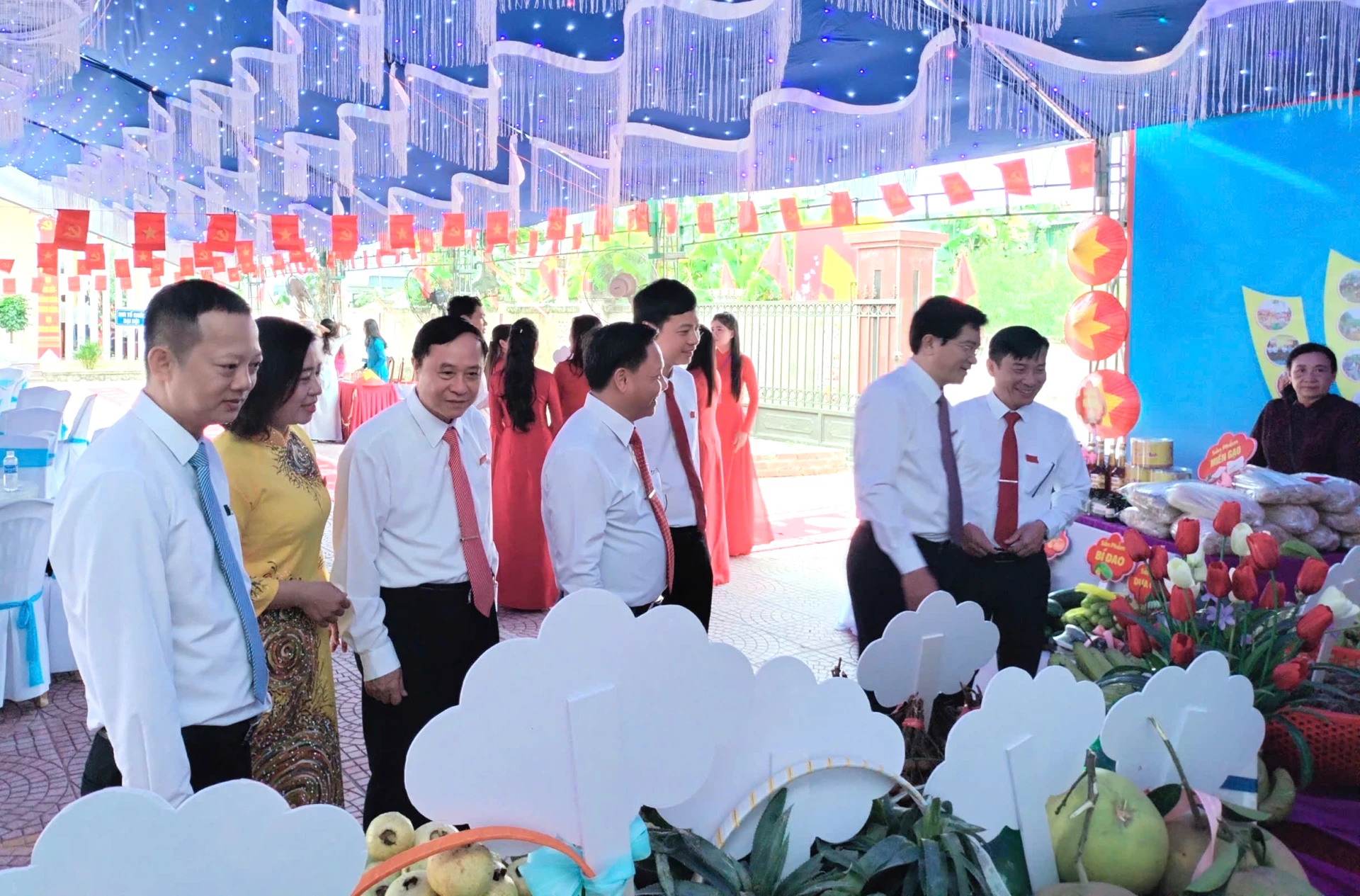 Các đại biểu tham quan gian hàng giới thiệu các sản phẩm nông sản của xã Hòa Trạch.