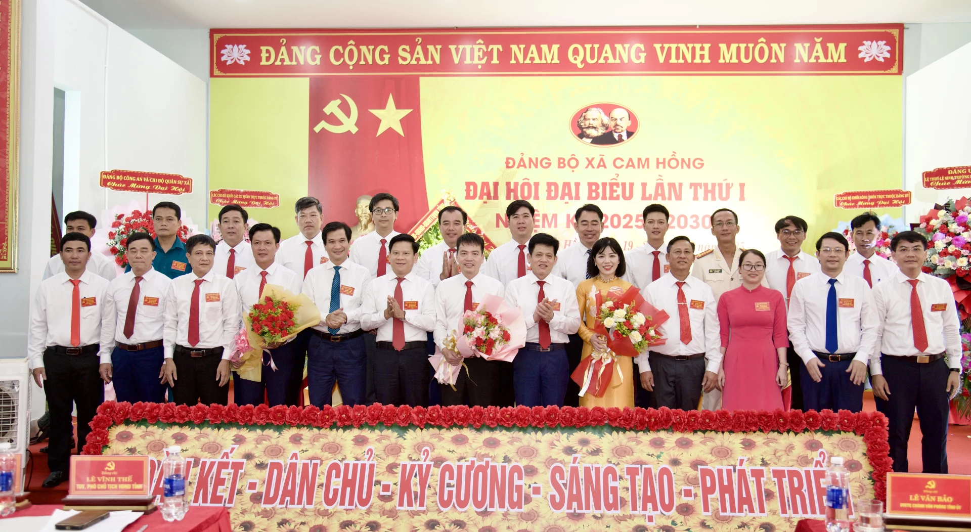 Đồng chí Lê Văn Bảo - Ủy viên Ban Thường vụ Tỉnh ủy, Chánh Văn phòng Tỉnh ủy tặng hoa chúc mừng Ban Chấp hành Đảng bộ xã Cam Hồng nhiệm kỳ mới. Ảnh: Quang Ngọc