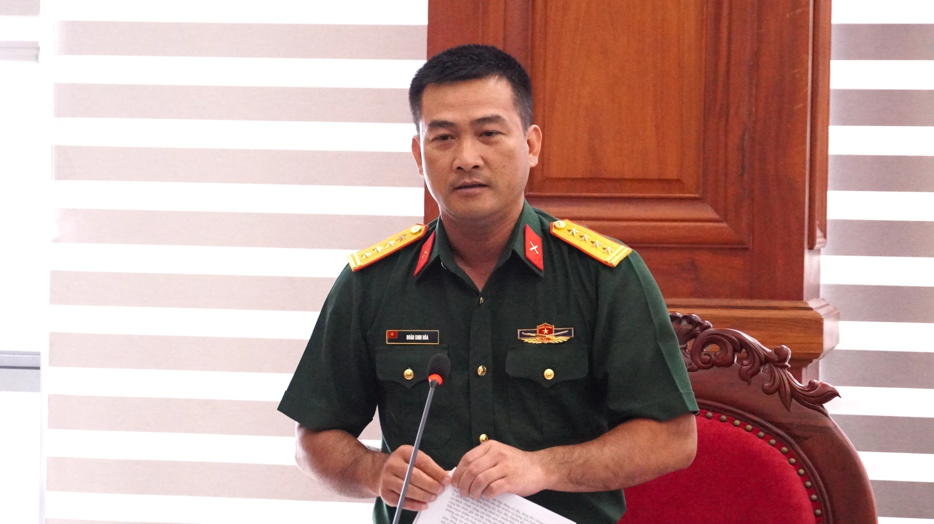 Ủy viên Ban Thường vụ Tỉnh ủy, Chỉ huy trưởng Bộ CHQS tỉnh, Đại tá Đoàn Sinh Hòa phát biểu tại phiên họp - Ảnh: QV