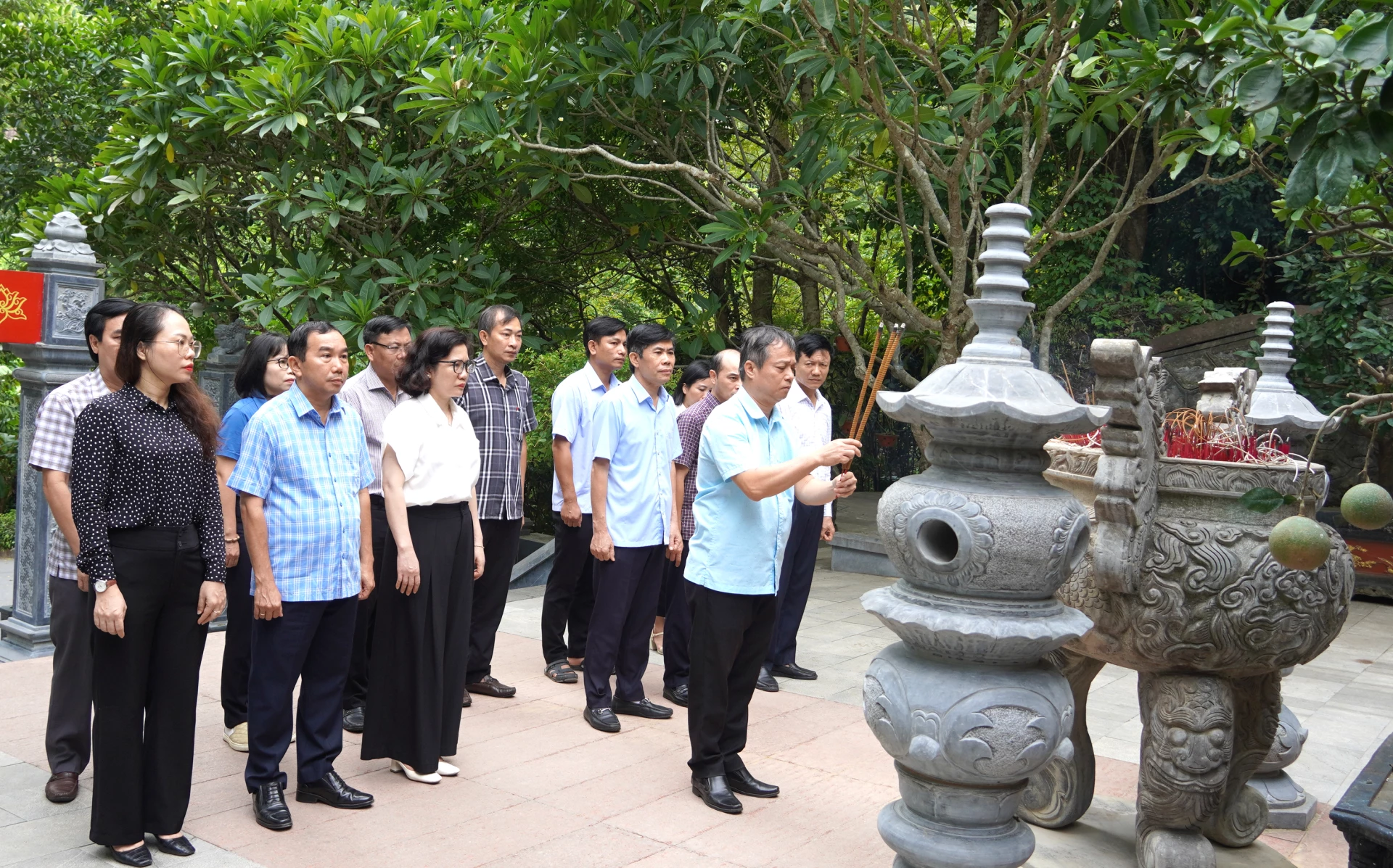 Đoàn công tác dâng hương tại hang Tám thanh niên xung phong. Ảnh: HT