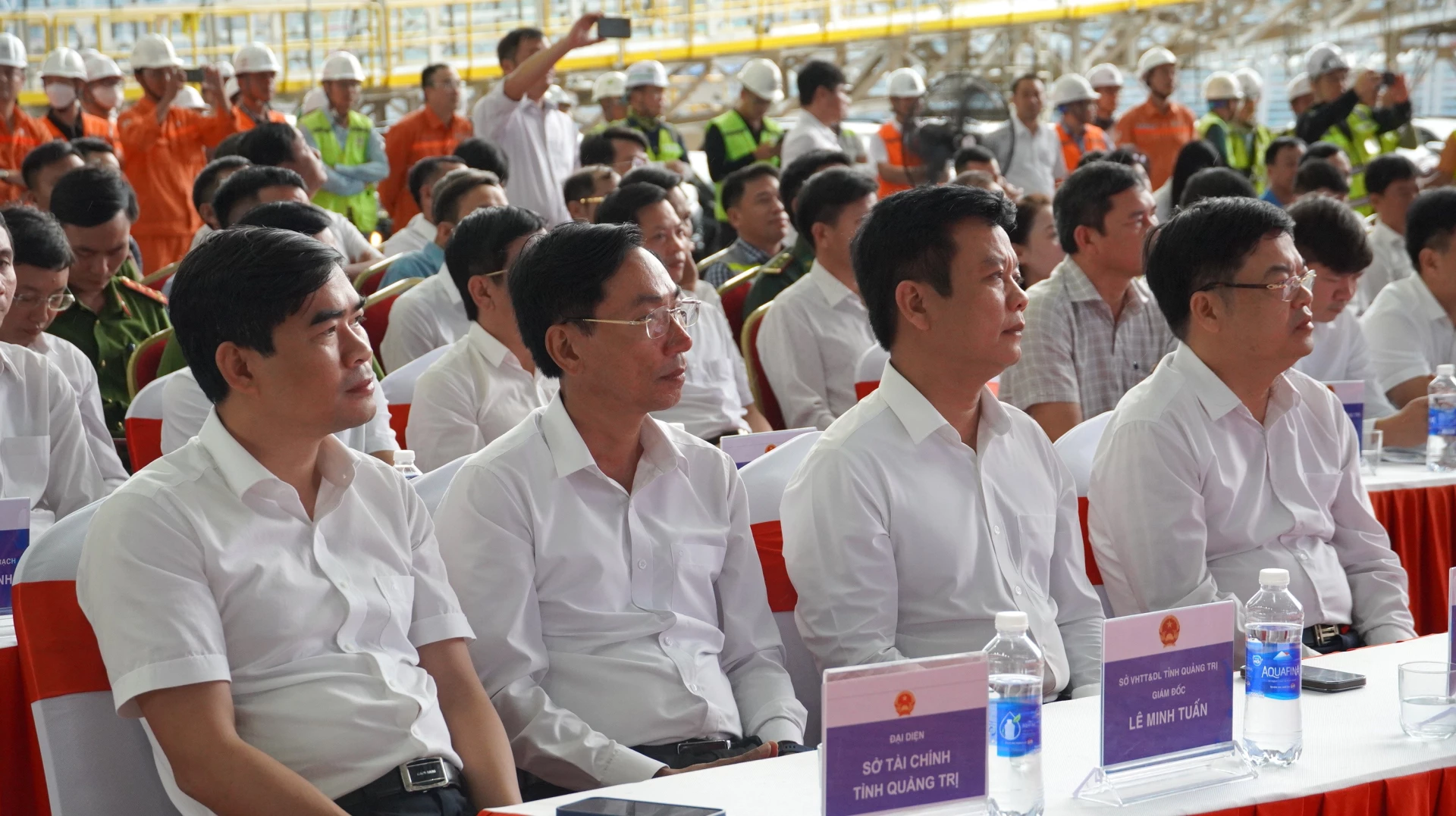 Đại biểu tham dự buổi lễ - Ảnh: QV