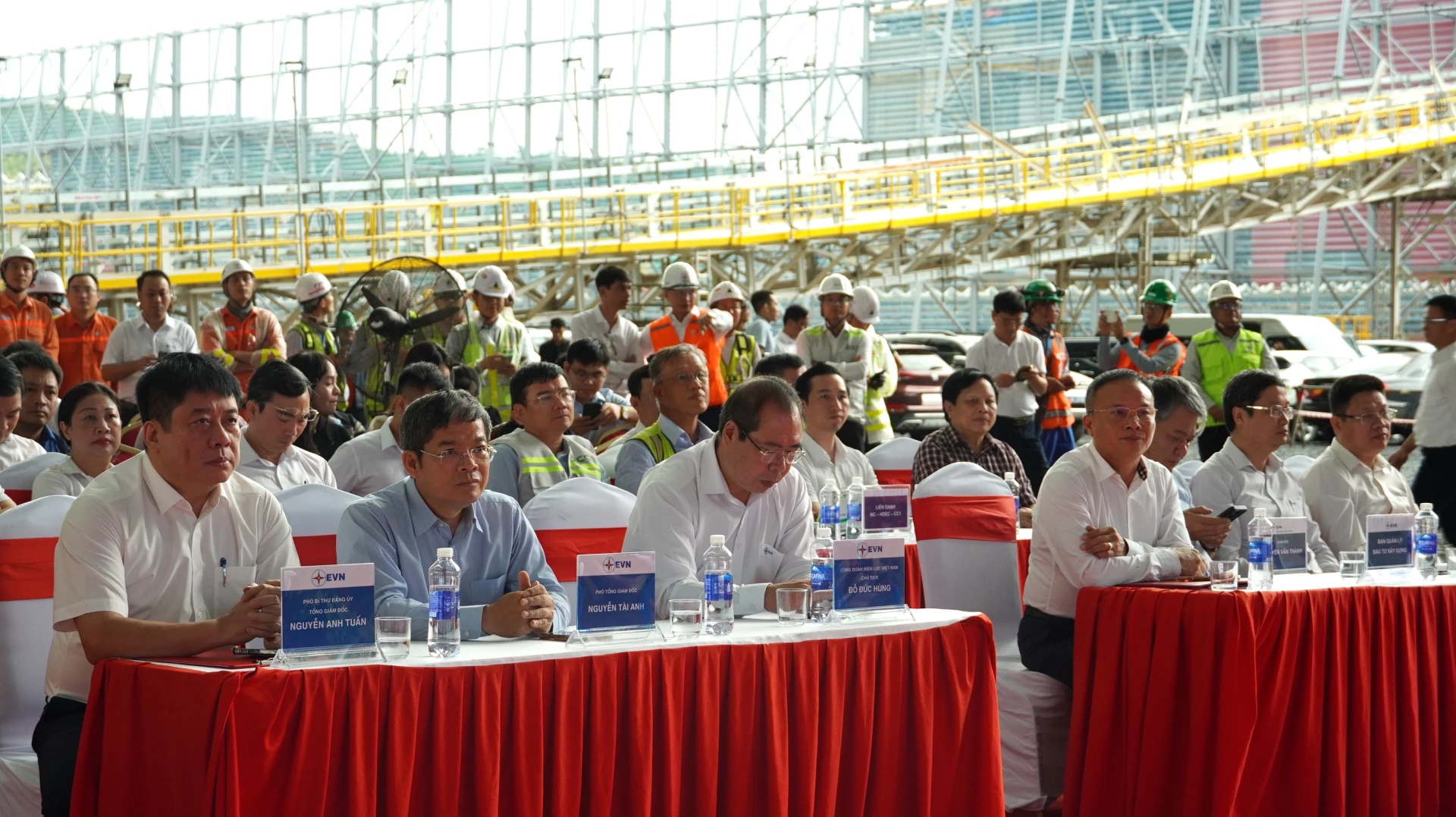 Đại biểu tham dự buổi lễ - Ảnh: QV