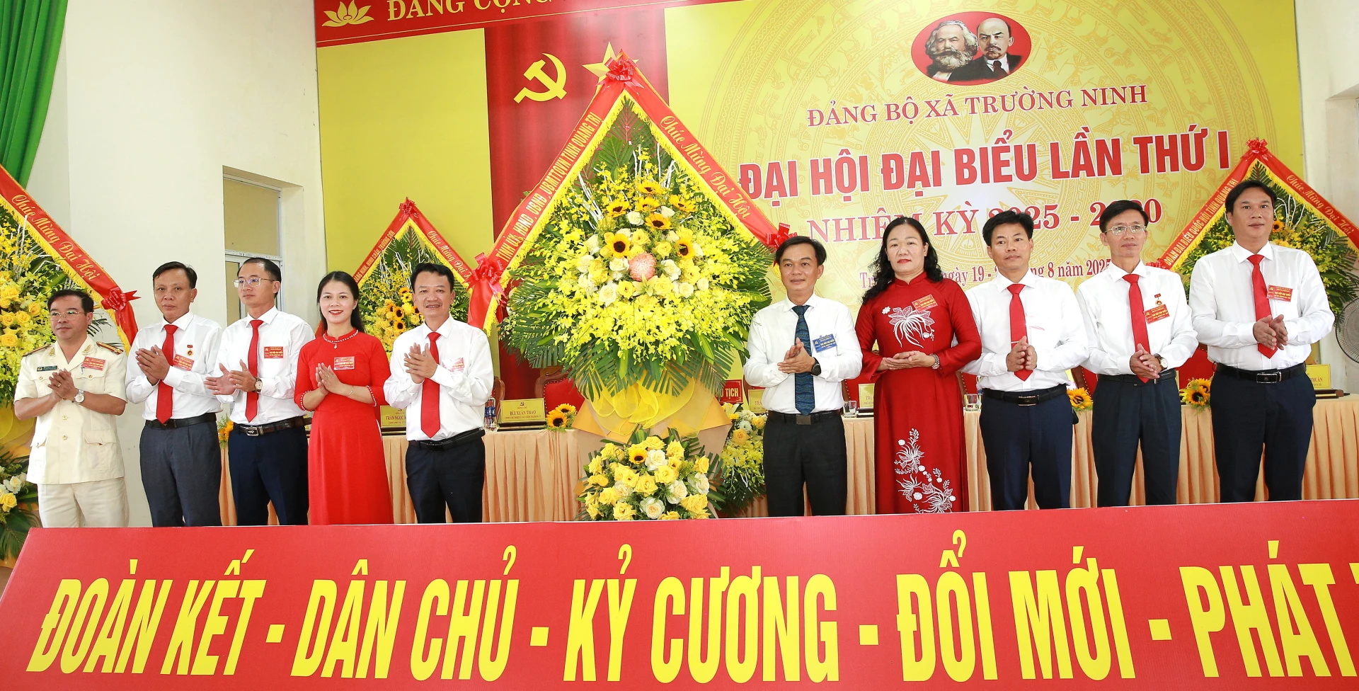 Phó Chủ tịch Thường trực HĐND tỉnh Nguyễn Chiến Thắng tặng hoa chúc mừng đại hội.
