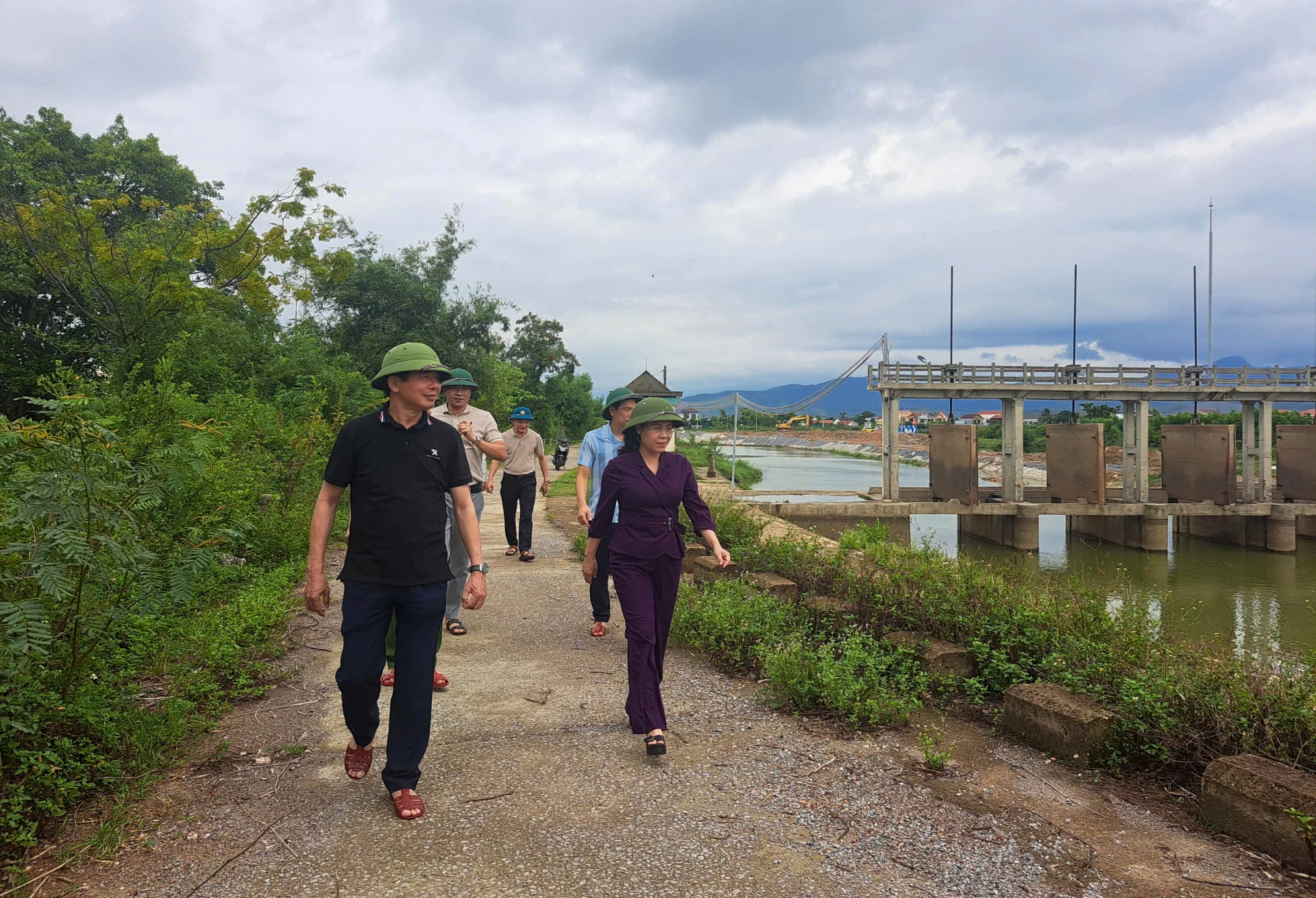 Bí thư Đảng ủy phường Đồng Hới Phạm Thị Hân và đoàn công tác kiểm tra tại công tác bảo đảm an toàn tại đê Mỹ Cương. Ảnh: H.Tr.