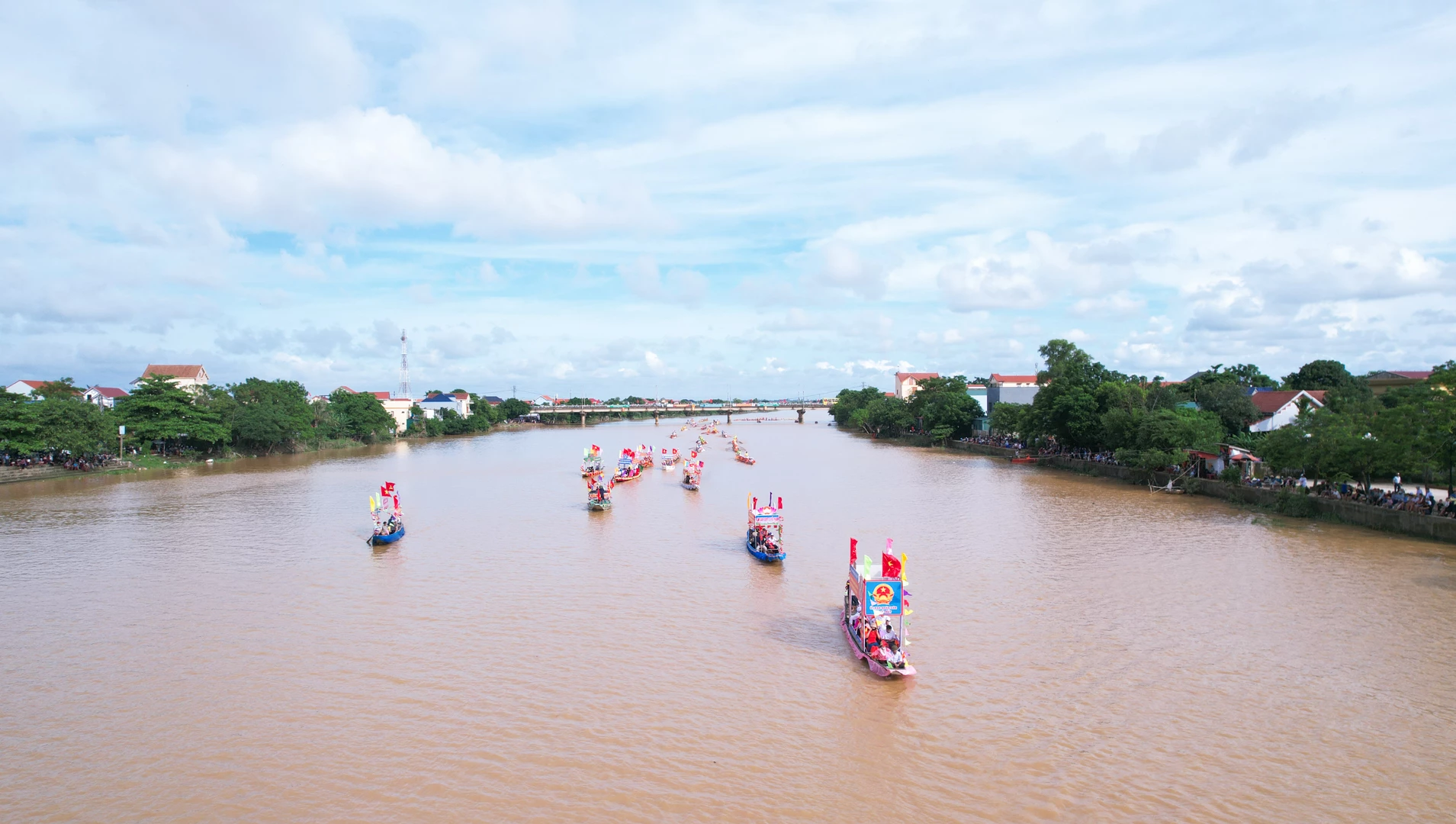 Ngoài các đội đua, Lễ diễu hành thuyền trên sông Kiến Giang còn có sự tham gia của các ban, ngành địa phương