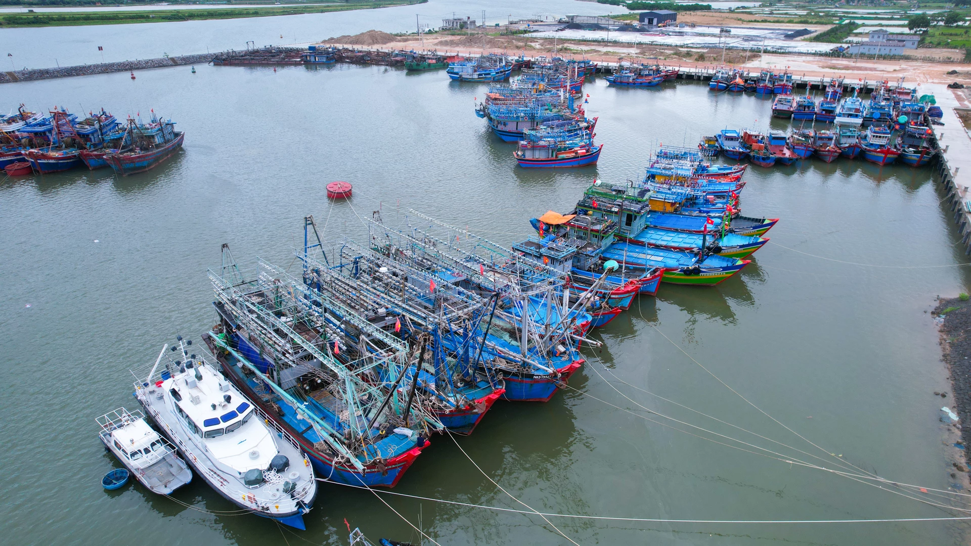 Nhiều tàu thuyền ngoại tỉnh đến tránh trú bão số 5 tại Khu neo đậu Bắc Cửa Việt - Ảnh: L.T