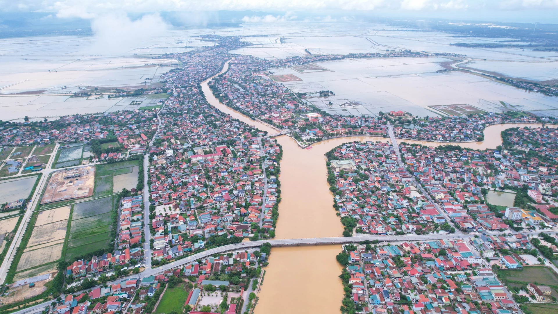Sông Kiến Giang nơi diễn ra Lễ hội đua, bơi thuyền truyền thống được tổ chức hàng năm - Ảnh: Lê Trường