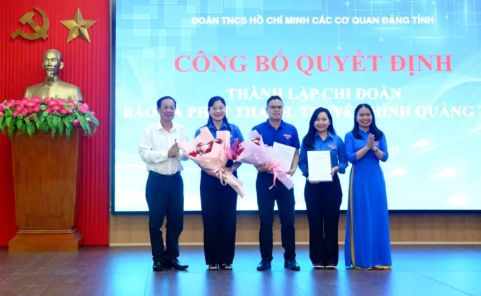 Công bố quyết định thành lập, tiếp nhận các tổ chức cơ sở đoàn