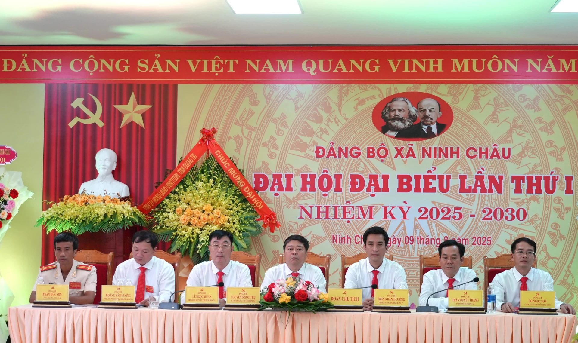 Đoàn Chủ tịch điều hành đại hội - Ảnh: T.Đ