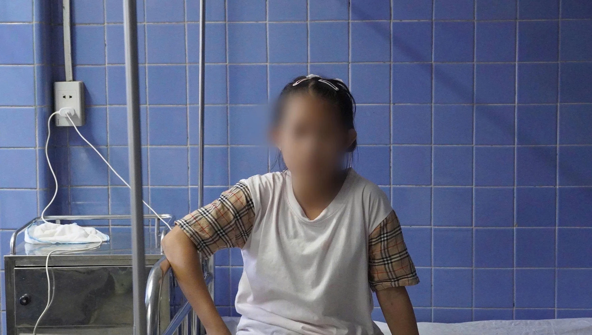 Bệnh nhân tại Khoa Nhi, Bệnh viện Hữu nghị Việt Nam-Cuba Đồng Hới chờ đợi nhiều ngày để được truyền máu