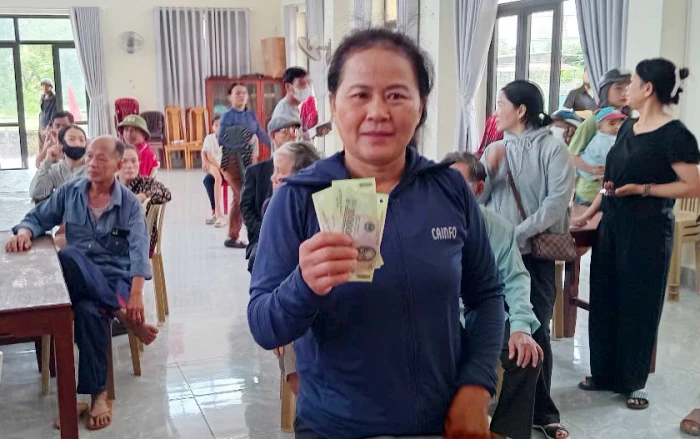 Người dân Quảng Trị phấn khởi nhận quà Quốc khánh 2/9