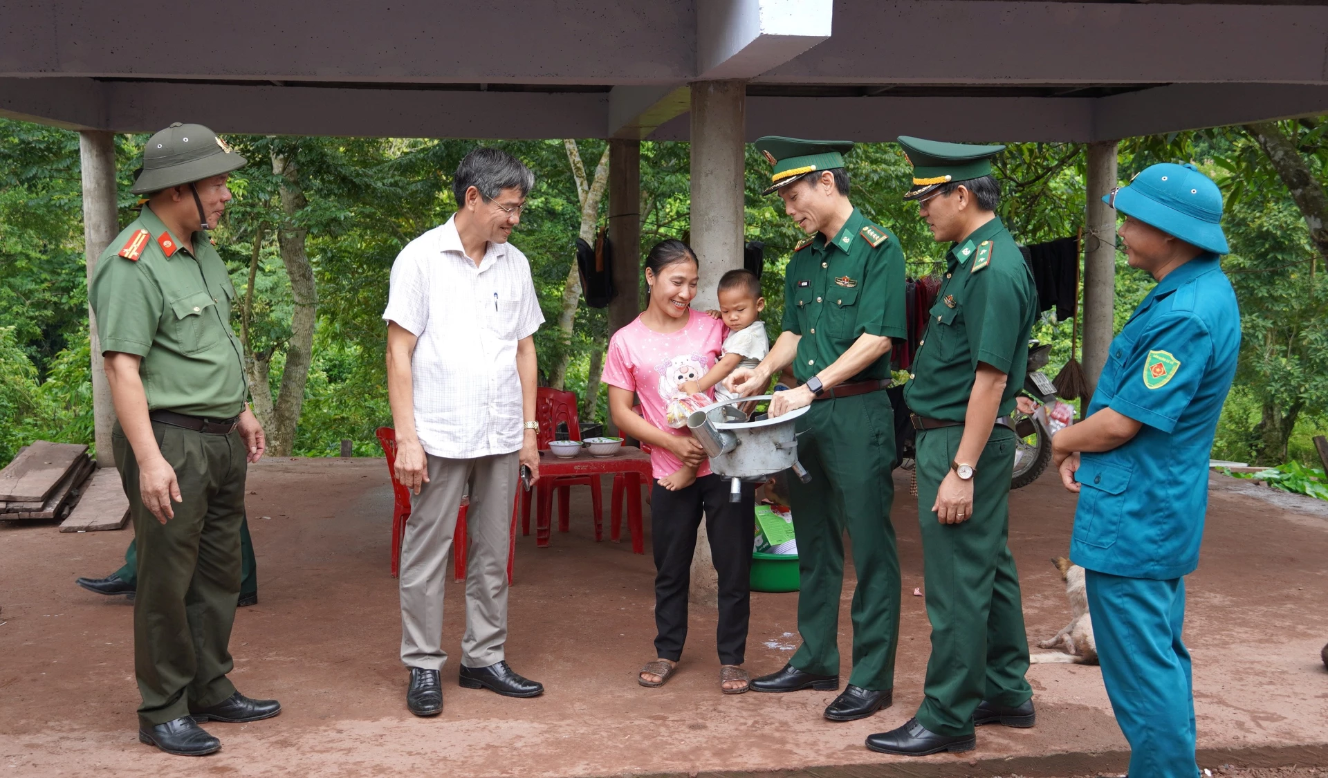 Ban Chỉ huy BĐBP tỉnh và chính quyền địa phương thăm hỏi, động viên đời sống người dân - Ảnh: QV