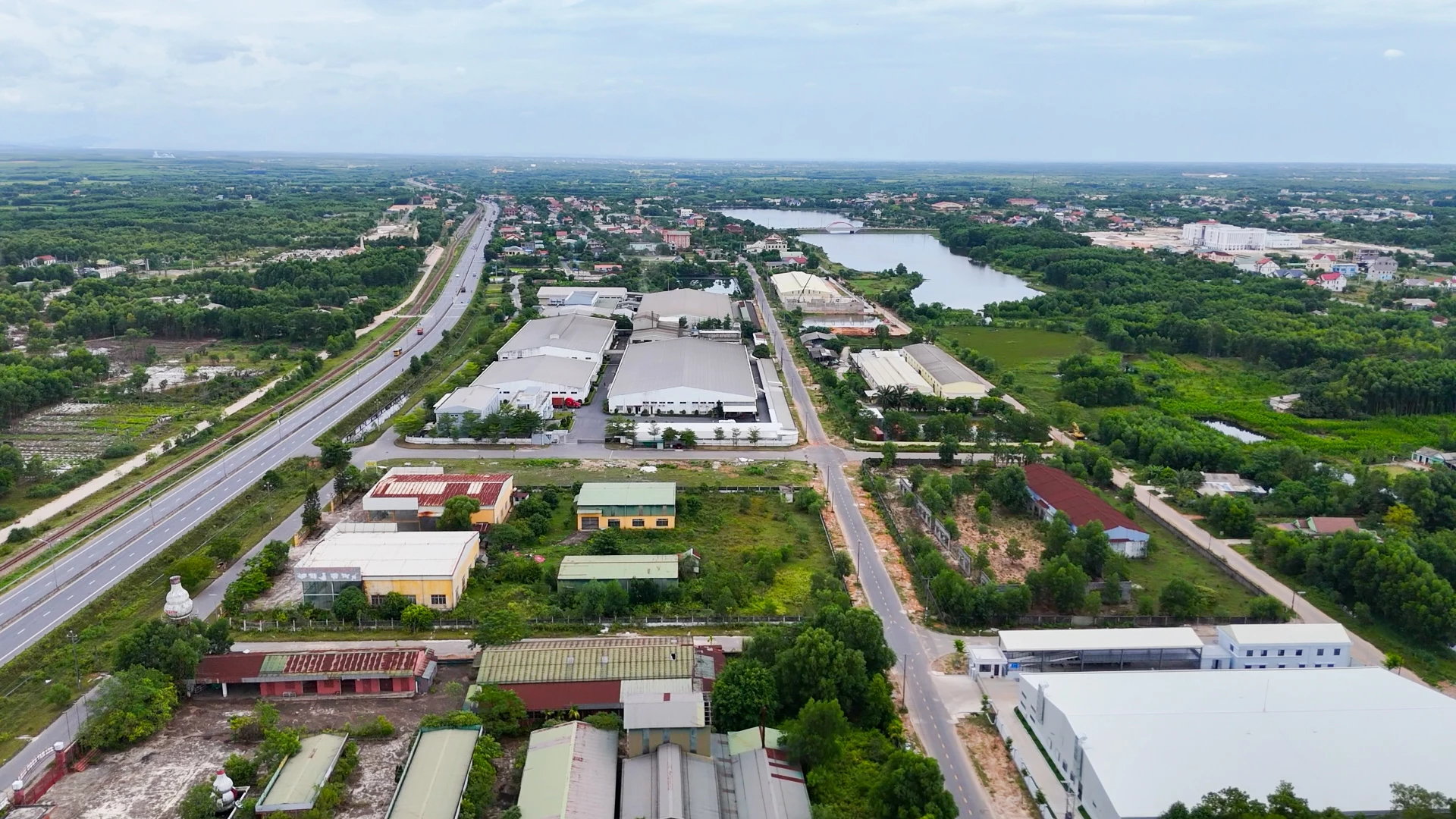 CN-TTCN và ngành nghề khác ở xã Diên Sanh 5 năm qua có mức tăng trưởng khá, góp phần thay đổi diện mạo của địa phương - Ảnh: L.T