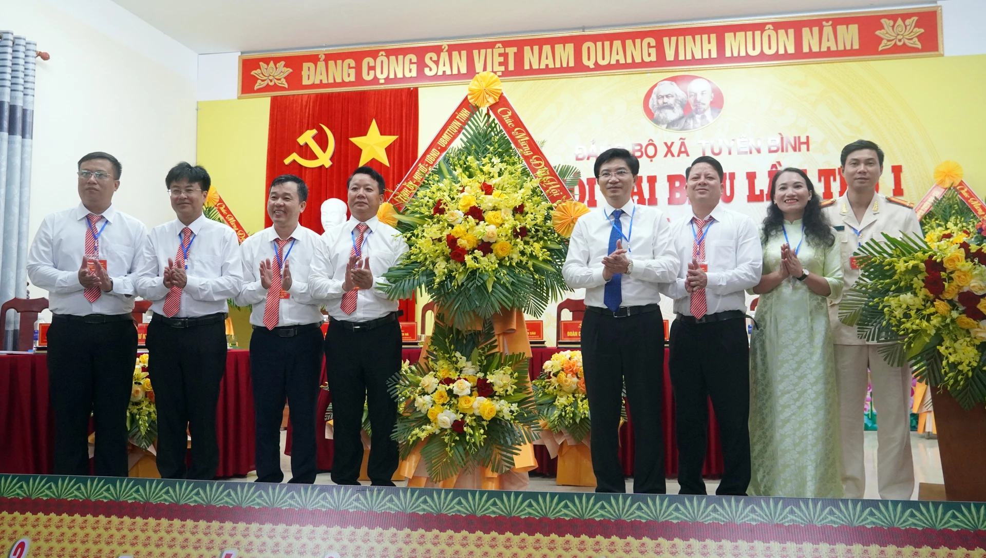 Đồng chí Trưởng ban Tuyên giáo và Dân vận Tỉnh ủy Trương An Ninh tặng hoa chúc mừng Đại hội - Ảnh: N.M
