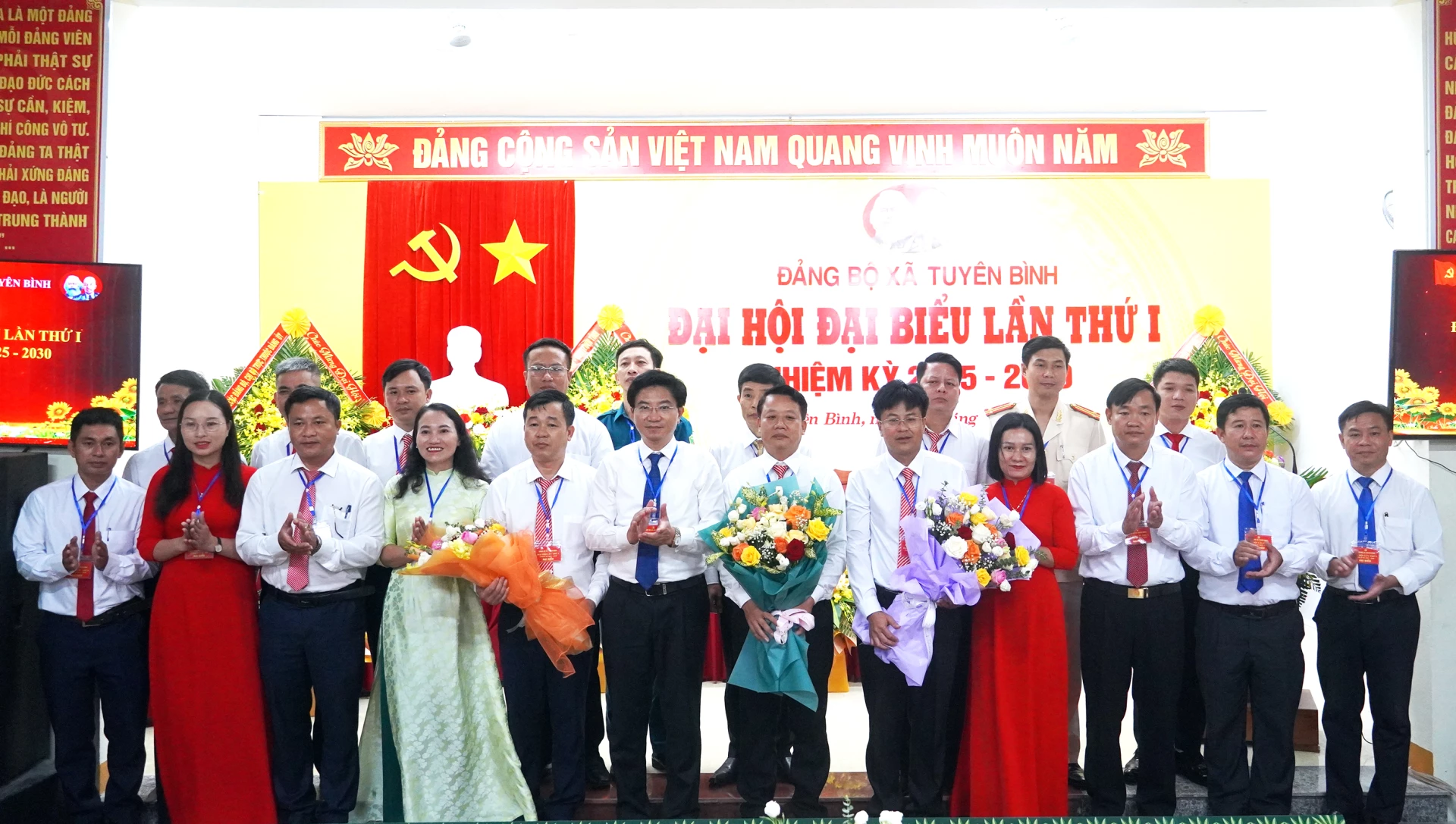 Đồng chí Trưởng ban Tuyên giáo và Dân vận Tỉnh ủy Trương An Ninh tặng hoa chúc mừng Ban Chấp hành Đảng bộ xã Tuyên Bình nhiệm kỳ 2025-2030 - Ảnh: N.M
