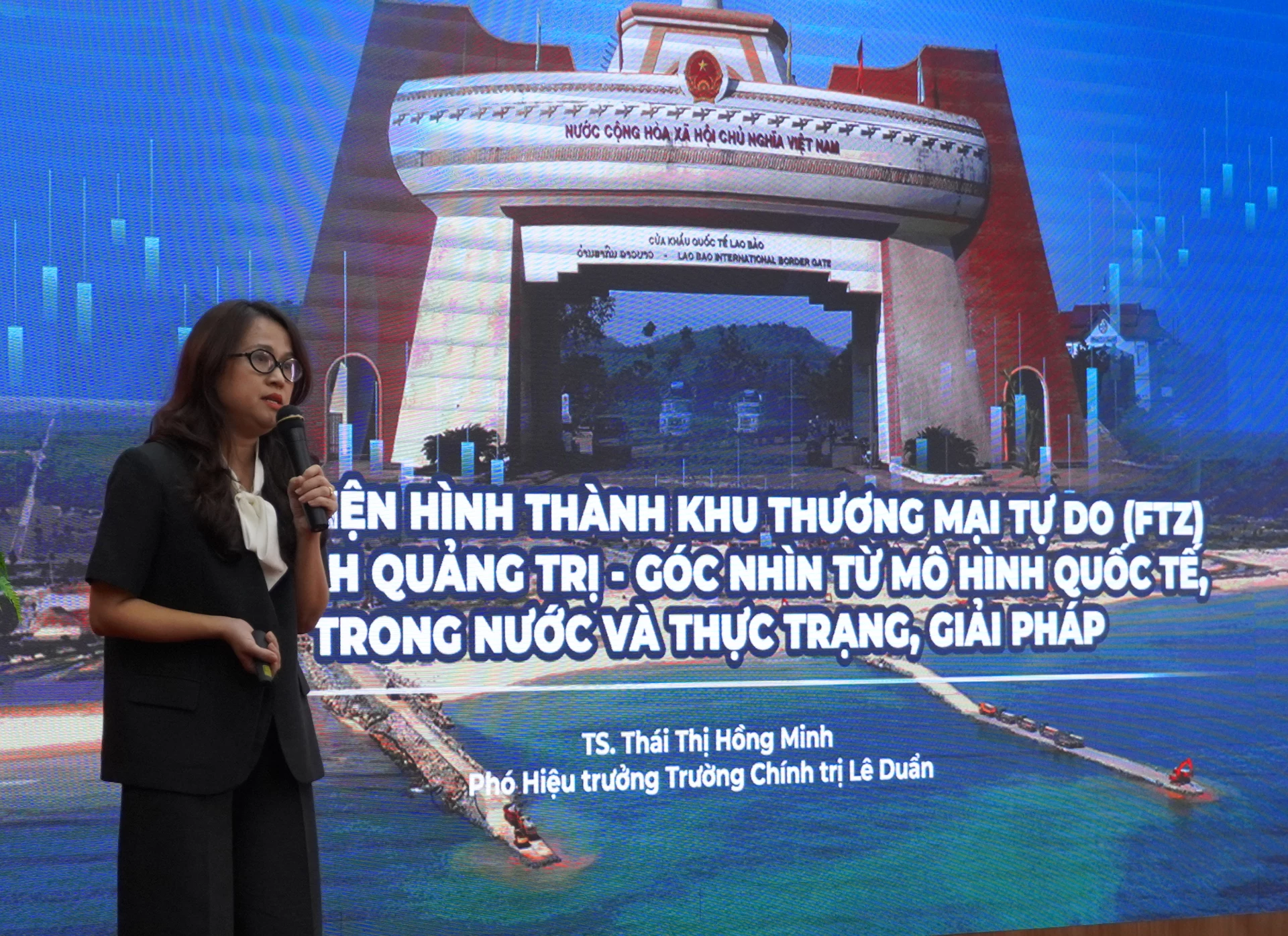 Đại biểu trình bày tham luận tại hội thảo - Ảnh: N.H