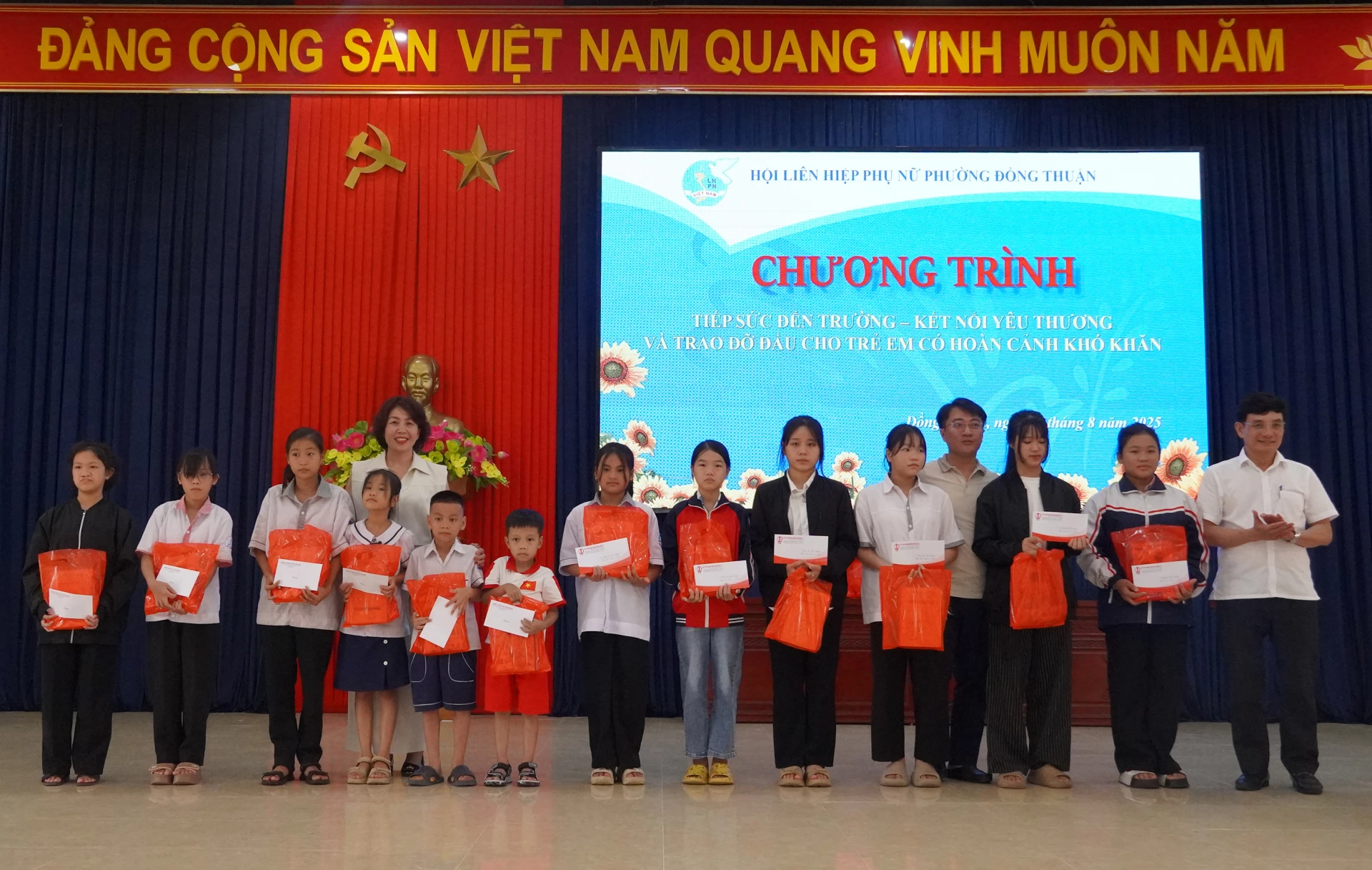 Các tổ chức, doanh nghiệp, nhà hảo tâm trao quà cho các em học sinh có hoàn cảnh khó khăn tại phường Đồng Thuận - Ảnh: N.H