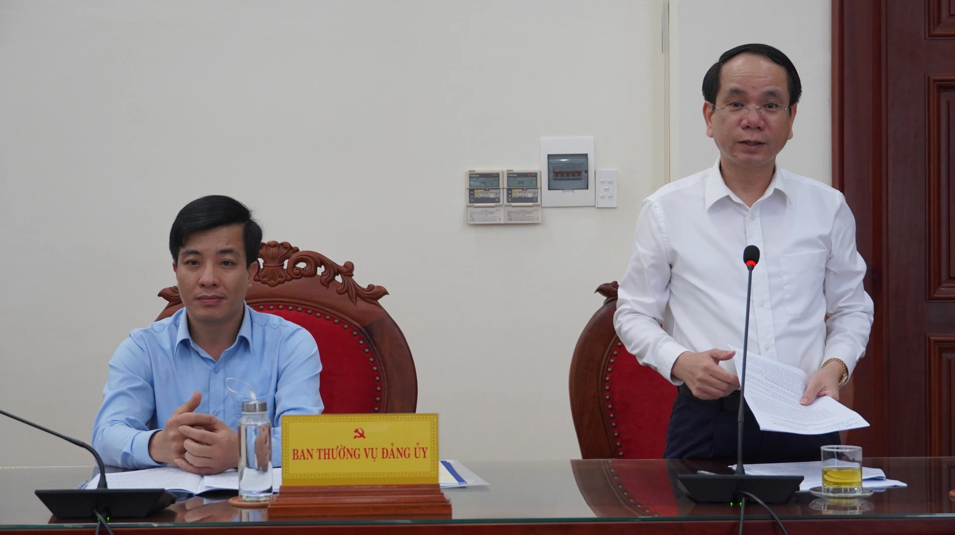 Ủy viên Ban Thường vụ Tỉnh ủy, Bí thư Đảng ủy phường Ba Đồn phát biểu tại phiên họp - Ảnh: QV