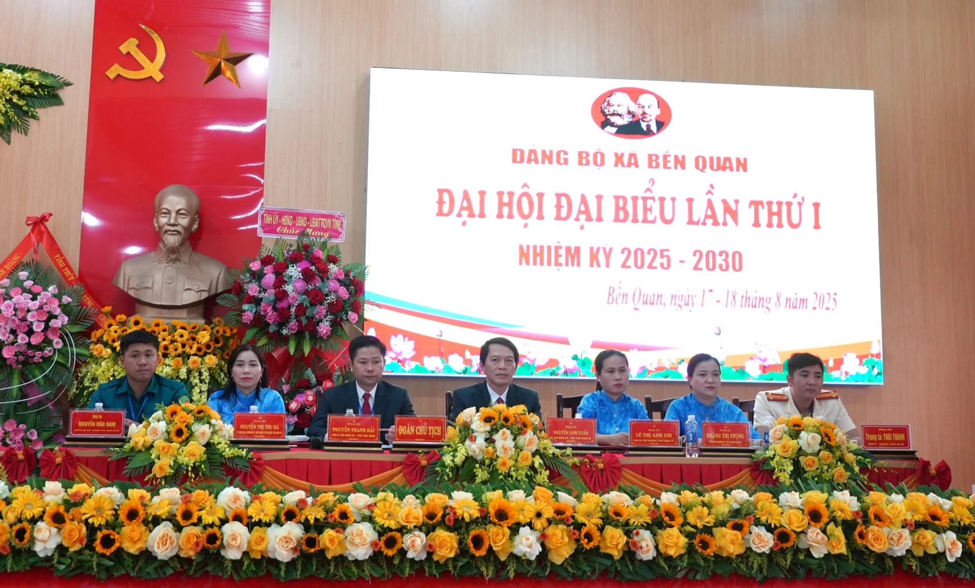 Đoàn Chủ tịch điều hành đại hội - Ảnh: T.Đ