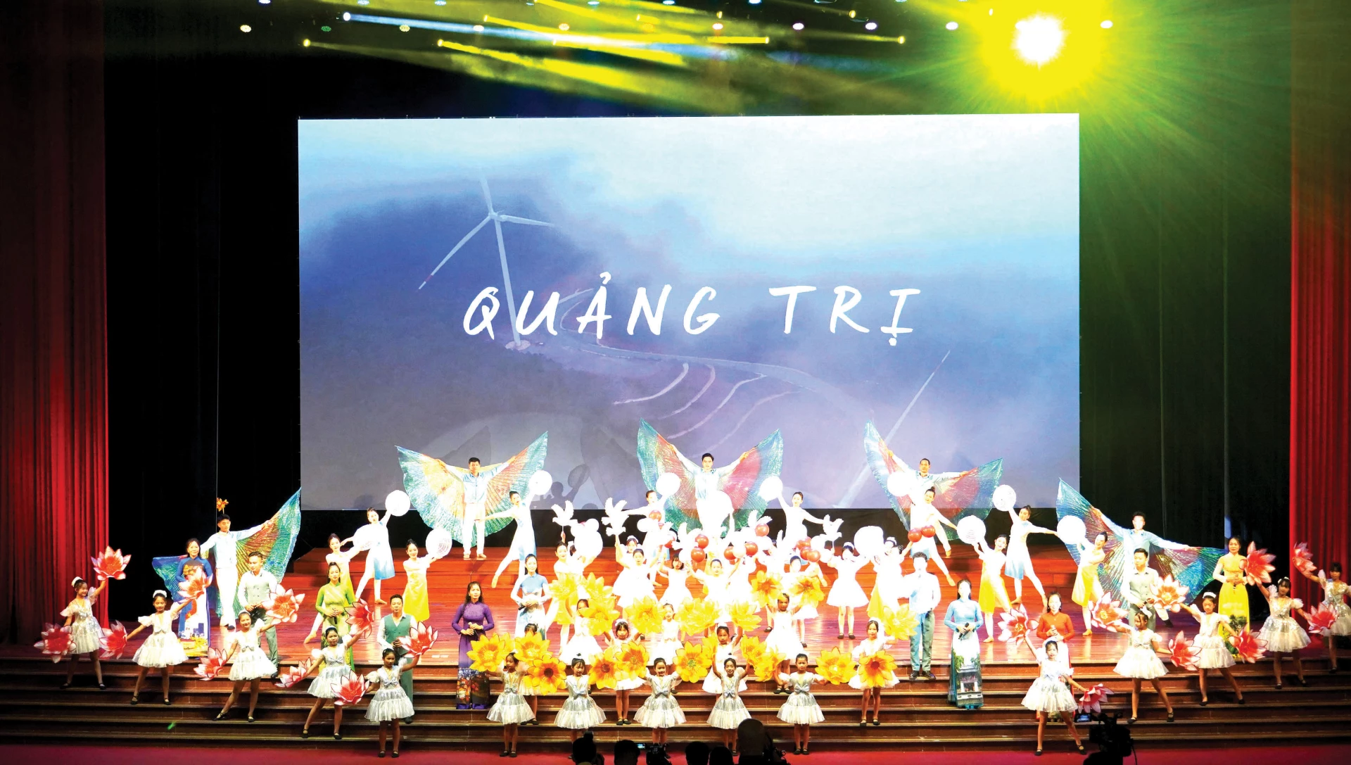 Quảng Trị hân hoan đón chào ngày mới - Ảnh: N.M