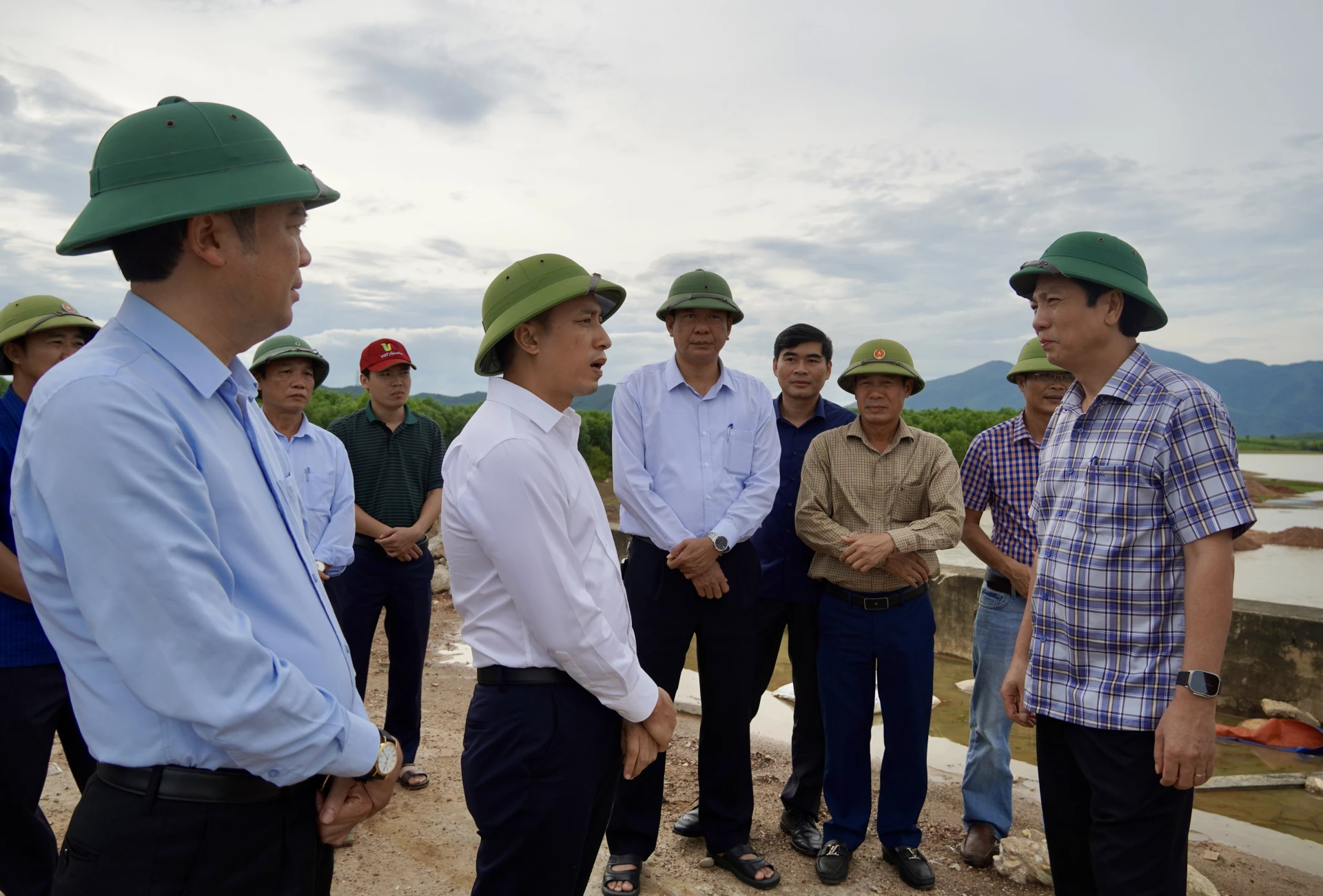 Lãnh đạo Sở Nông nghiệp và Môi trường báo cáo về tiến độ sửa chữa hồ chứa nước Vực Tròn với Phó Chủ tịch Thường trực UBND tỉnh Hoàng Nam - Ảnh: H.N