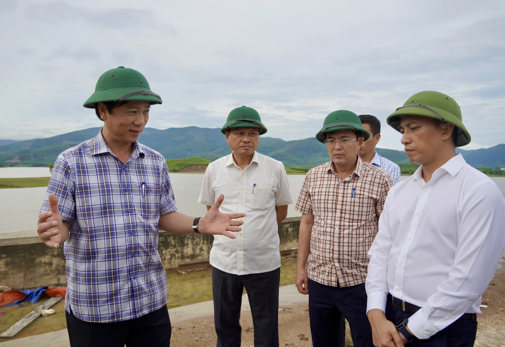 Phó Chủ tịch Thường trực UBND tỉnh Hoàng Nam trao đổi với lãnh đạo Sở Nông nghiệp và Môi trường và đơn vị thi công - Ảnh: H.N