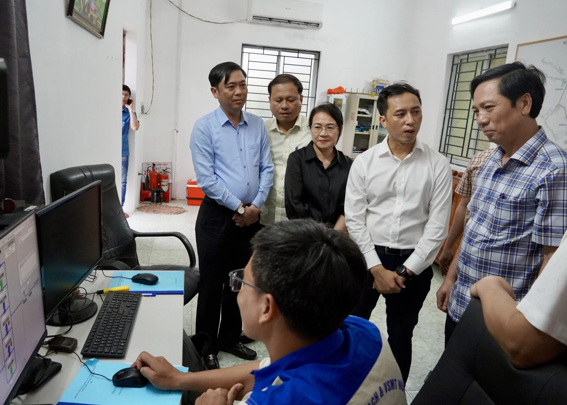 Phó Chủ tịch Thường trực UBND tỉnh Hoàng Nam kiểm tra Trung tâm vận hành Trạm cấp nước Ba Đồn - Ảnh: H.N