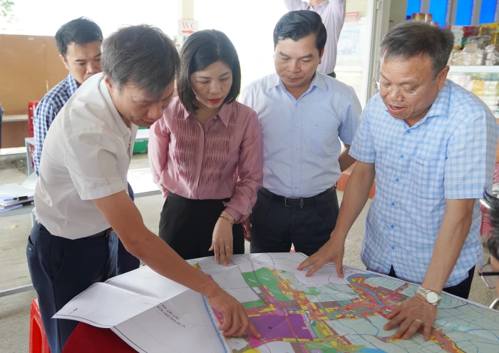 Kiểm tra tình hình triển khai các dự án tại Khu công nghiệp Cam Liên