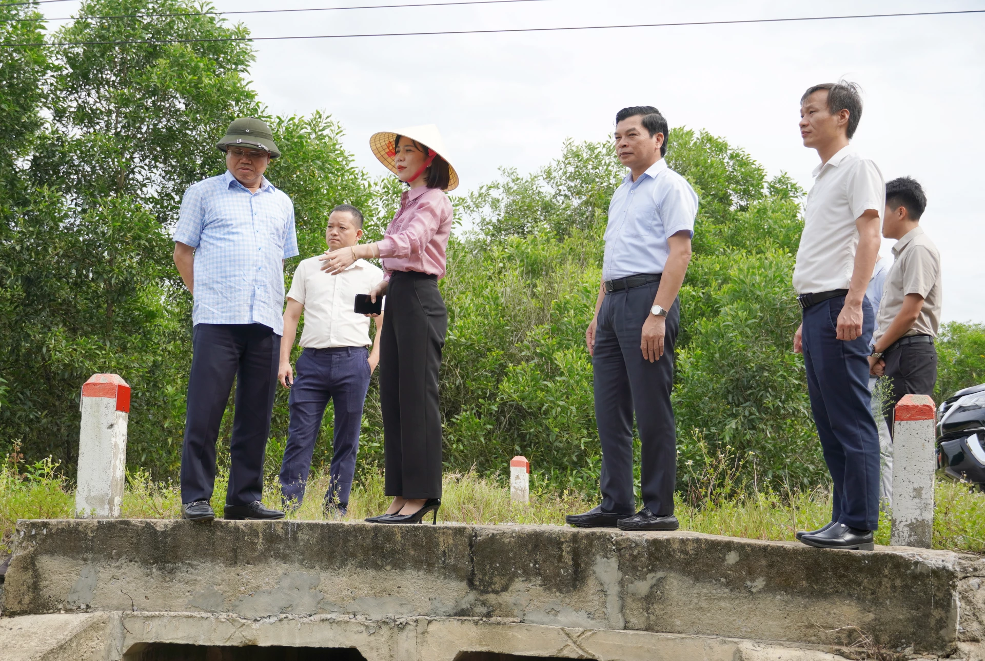 Phó Chủ tịch UBND Lê Đức Tiến kiểm tra thực địa hạ tầng xây dựng tại Khu công nghiệp Cam Liên.
