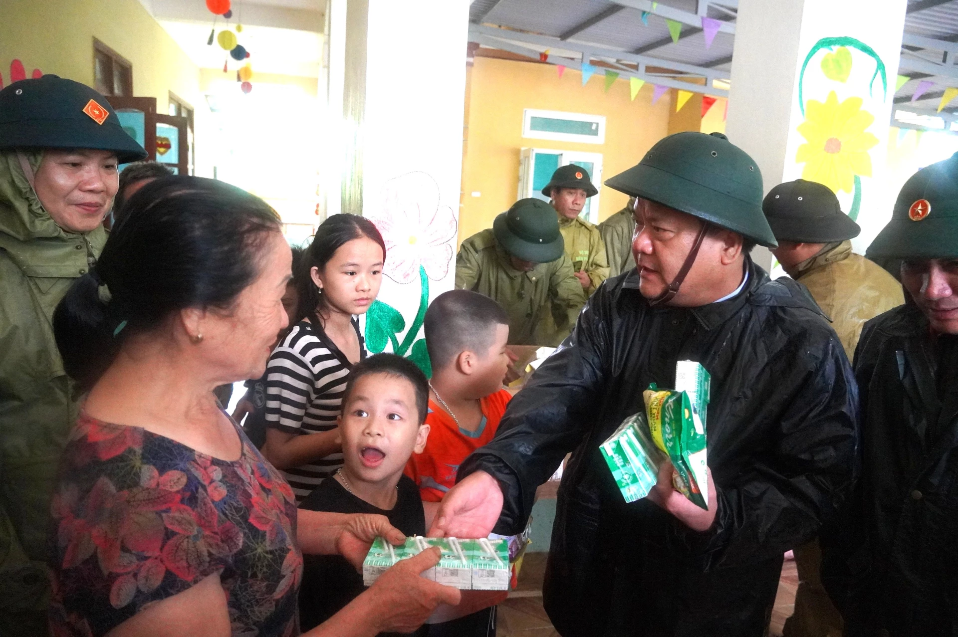 Chủ tịch UBND tỉnh Trần Phong thăm hỏi, động viên bà con Nhân dân tại điểm sơ tán Trường Mầm non Đồng Lâm xã Tuyên Phú - Ảnh: Trung Đức