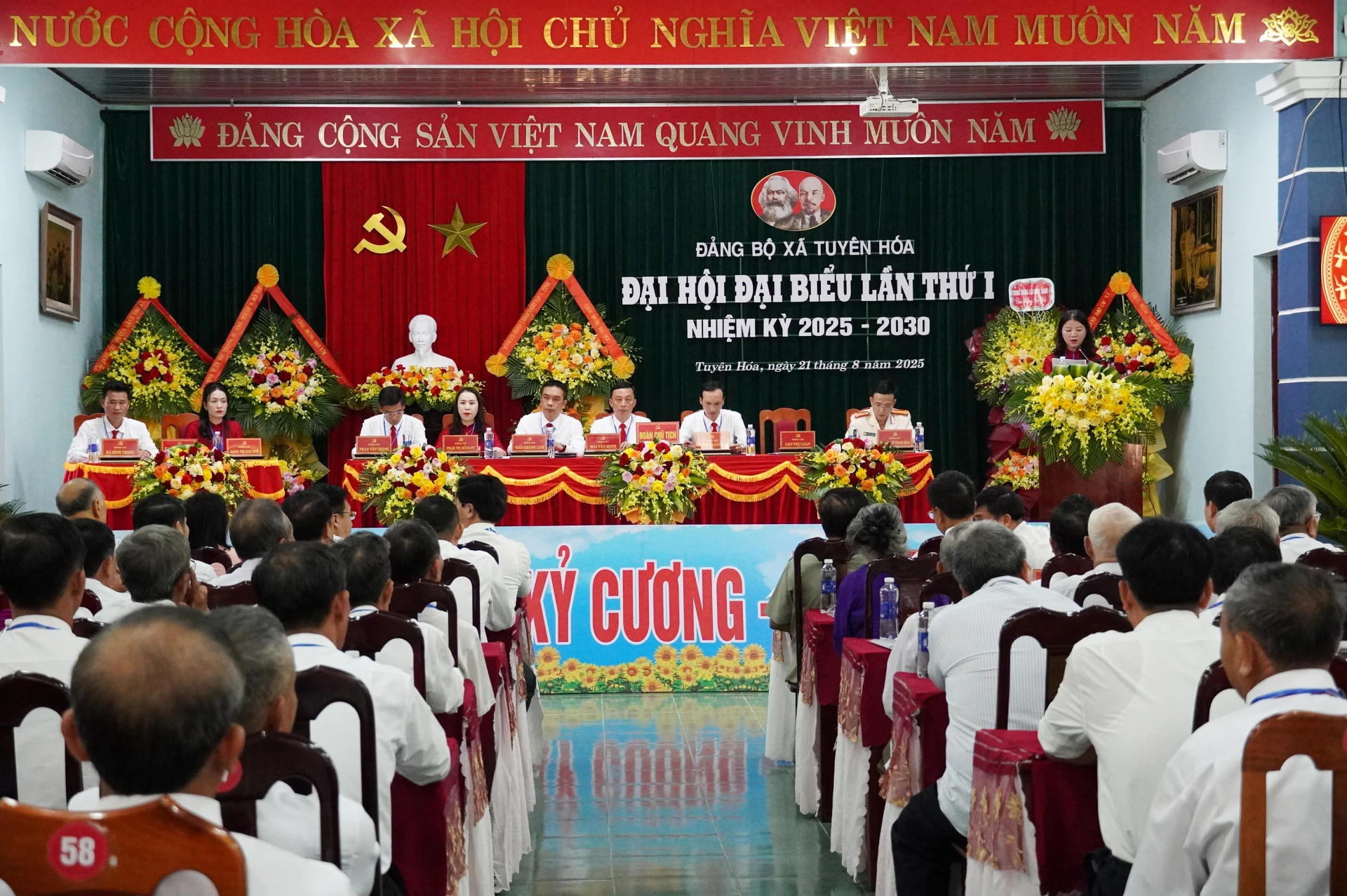 

Toàn cảnh đại hội Đảng bộ xã Tuyên Hóa nhiệm kỳ 2025-2030.

