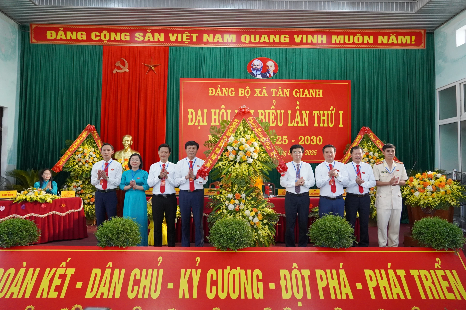 Trưởng Ban Tuyên giáo và Dân vận Tỉnh ủy Trương An Ninh tặng hoa chúc mừng đại hội.

