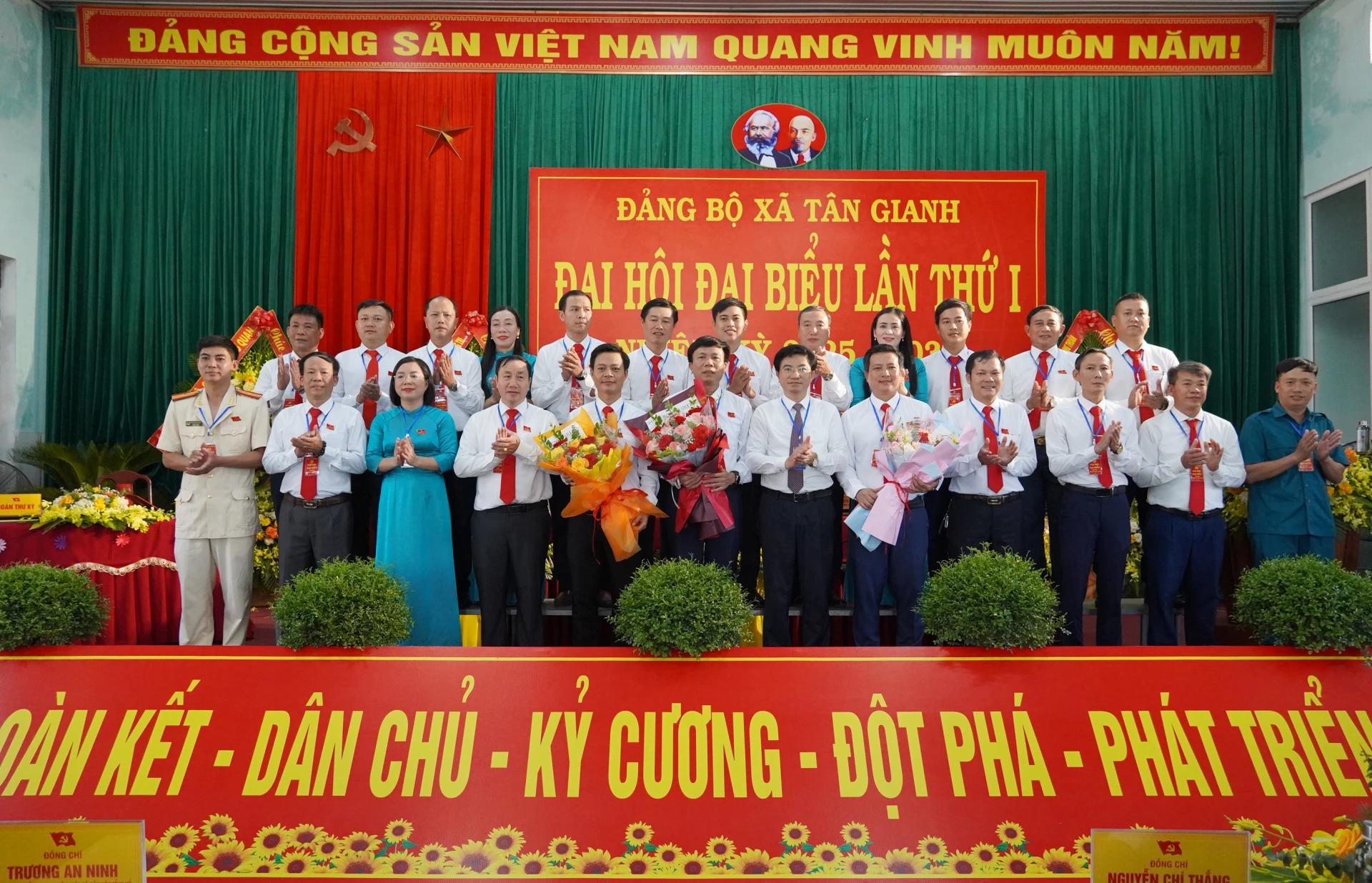 Trưởng Ban Tuyên giáo và Dân vận Tỉnh ủy Trương An Ninh tặng hoa chúc mừng Ban Chấp hành Đảng bộ xã Tuyên Hóa nhiệm kỳ 2025-2030.