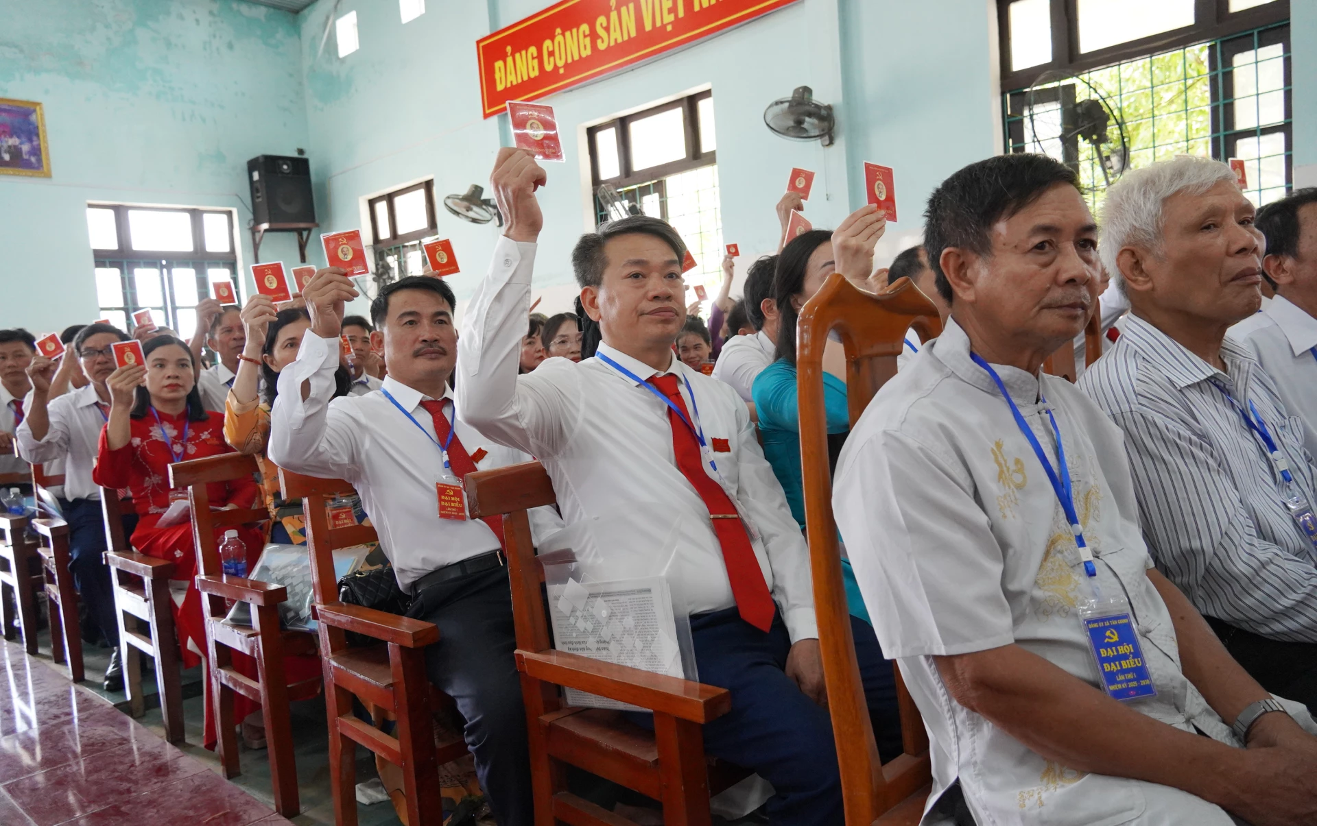 Các đại biểu thông qua nghị quyết đại hội.
