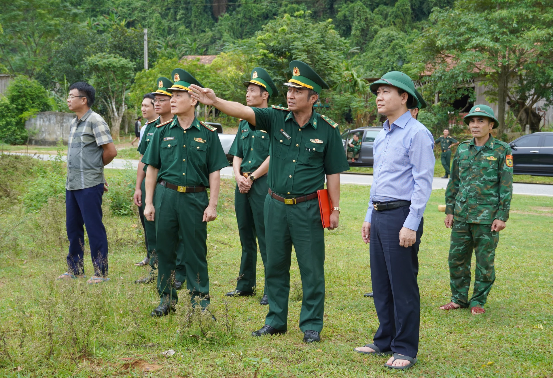 Phó Chủ tịch UBND tỉnh Hoàng Xuân Tân kiểm tra các khu vực có nguy cơ bị cô lập do mưa lũ kéo dài ở xã Kim Phú.