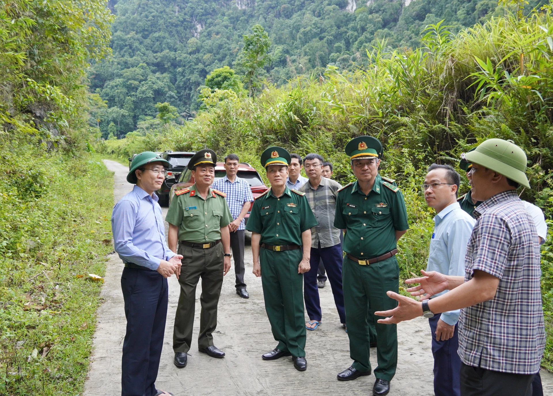 Lãnh đạo xã Kim Phú trình bày các phương án chủ động ứng phó mưa bão.

