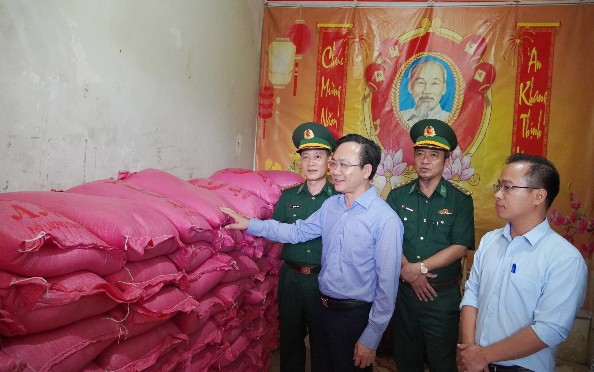 Hơn 2 tấn lương thực đã được chính quyền, bộ đội biên phòng dự trữ sẵn để giúp đỡ bà con người Rục trong trường hợp bị cô lập do mưa lũ.