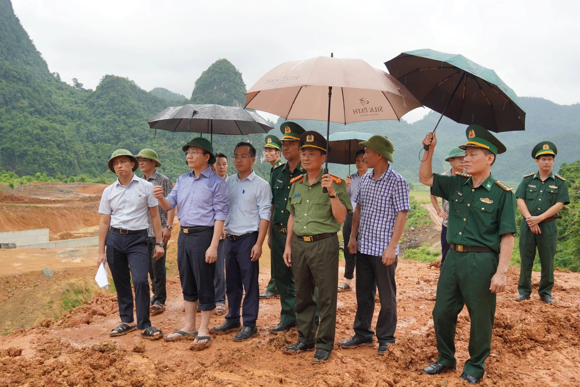 Phó Chủ tịch UBND tỉnh Hoàng Xuân Tân kiểm tra công tác ứng phó bão số 5 tại công trình đập Khe Dỗi, xã Kim Phú.