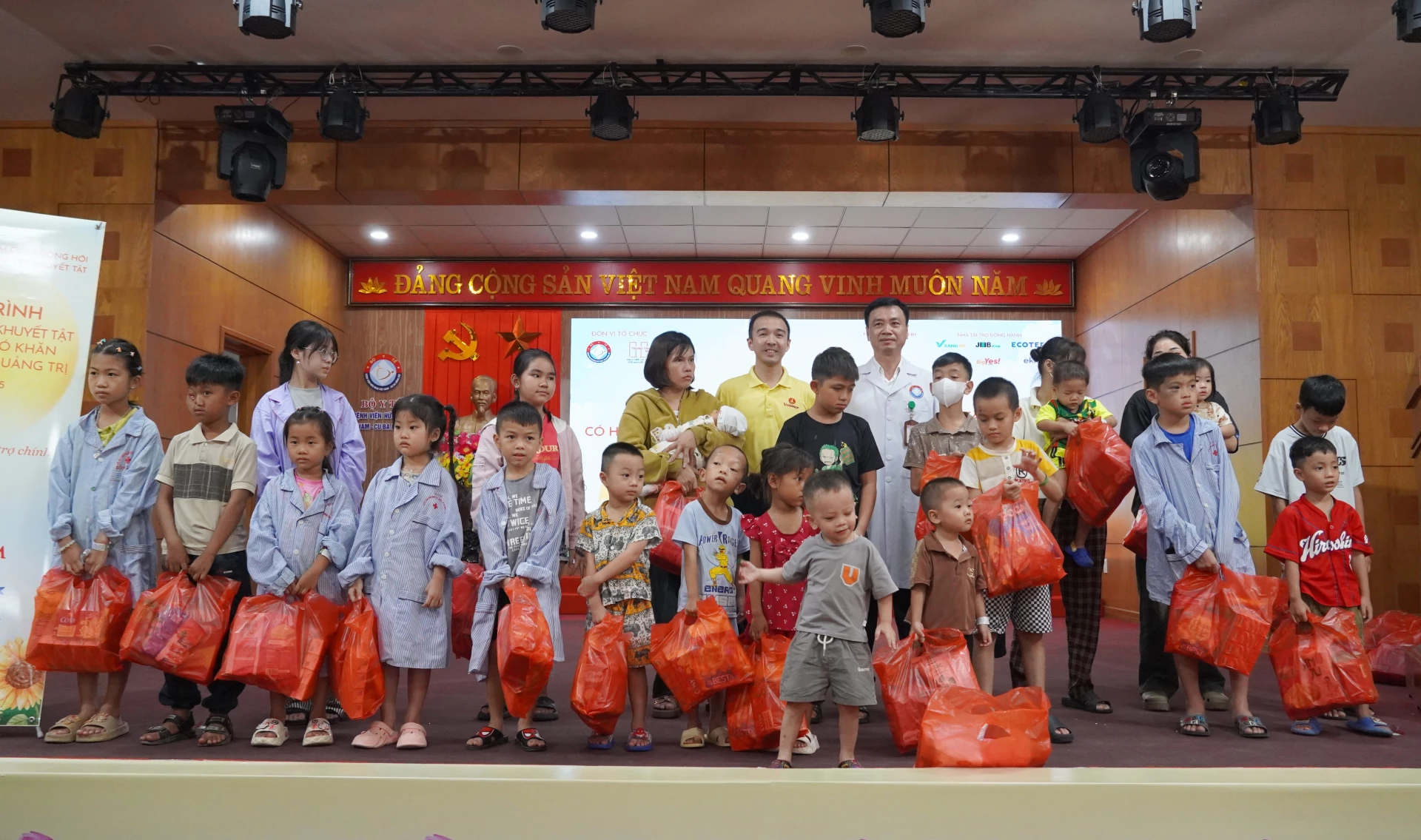 Ban tổ chức tặng quà động viên các cháu tham gia chương trình. Ảnh: HL