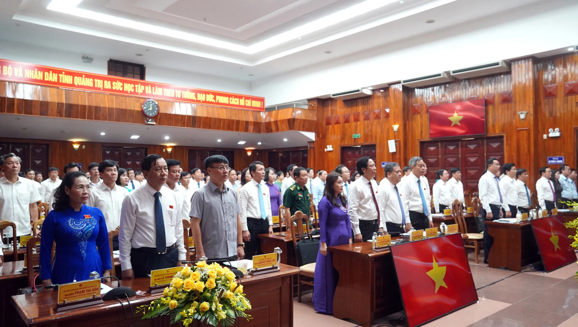 Đại biểu thực hiện nghi lễ chào cờ tại phiên khai mạc