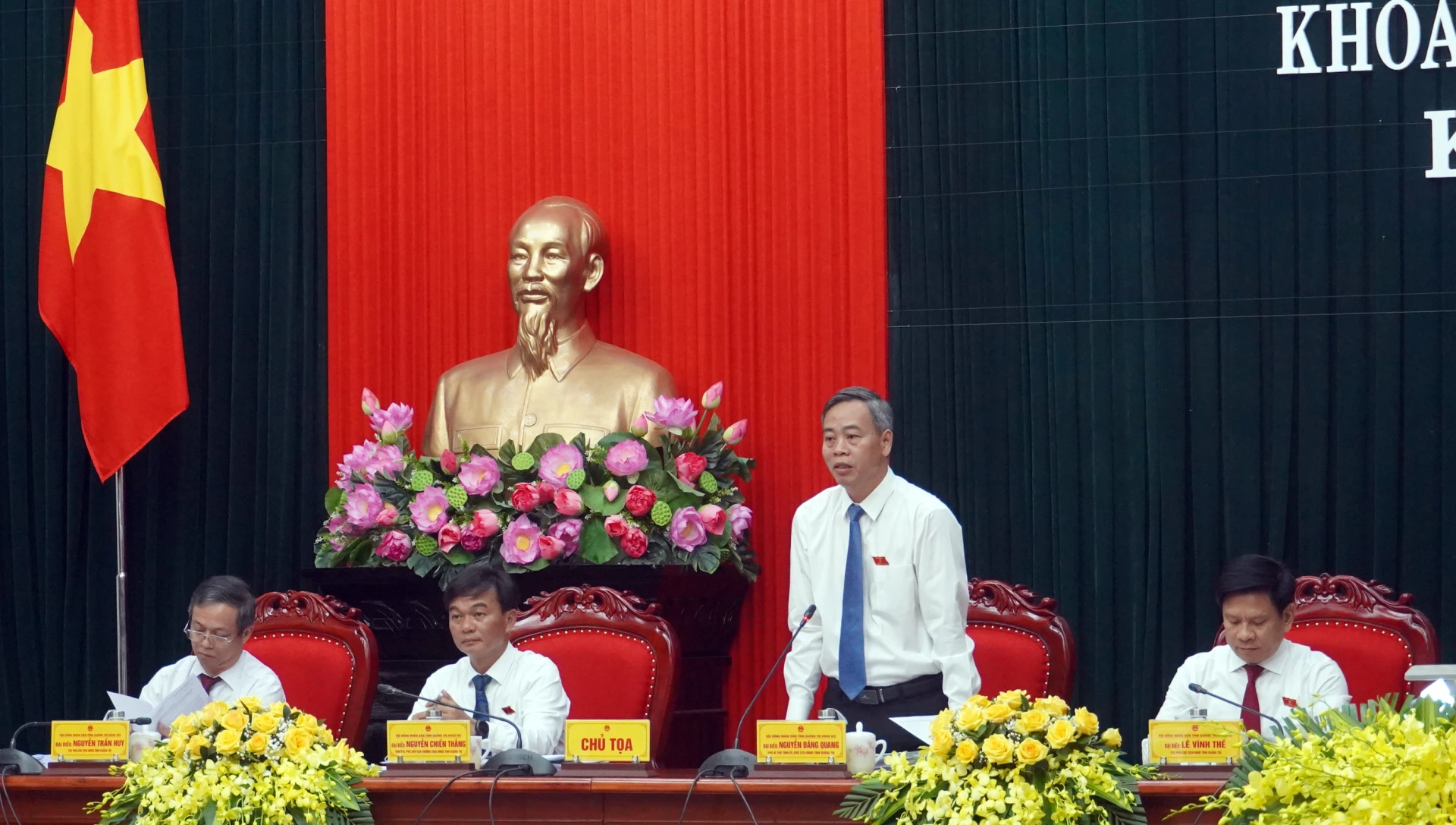 Đồng chí Phó Bí thư Tỉnh ủy, Chủ tịch HĐND tỉnh Nguyễn Đăng Quang điều hành phiên họp
