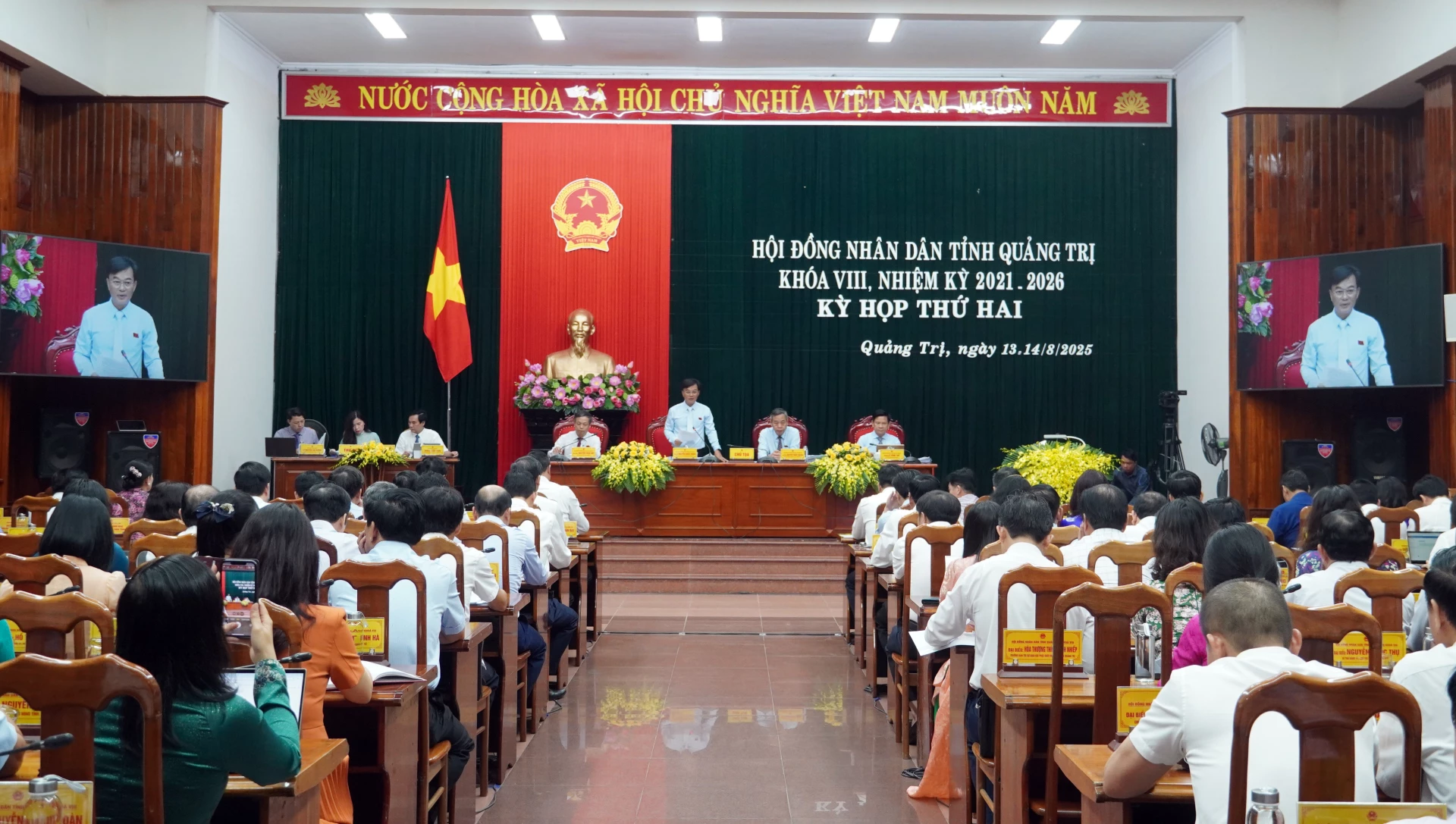 Các đồng chí trong Thường trực HĐND tỉnh điều hành phiên họp - Ảnh: N.M
 