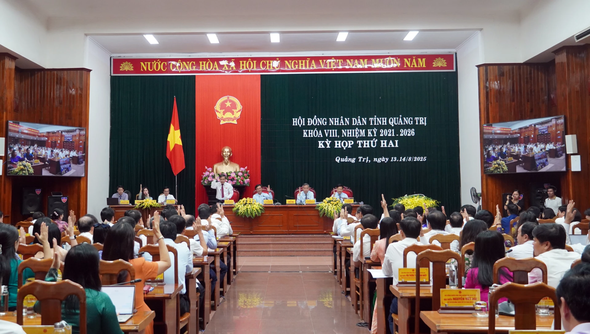 Đại biểu biểu quyết thông qua các nghị quyết tại kỳ họp