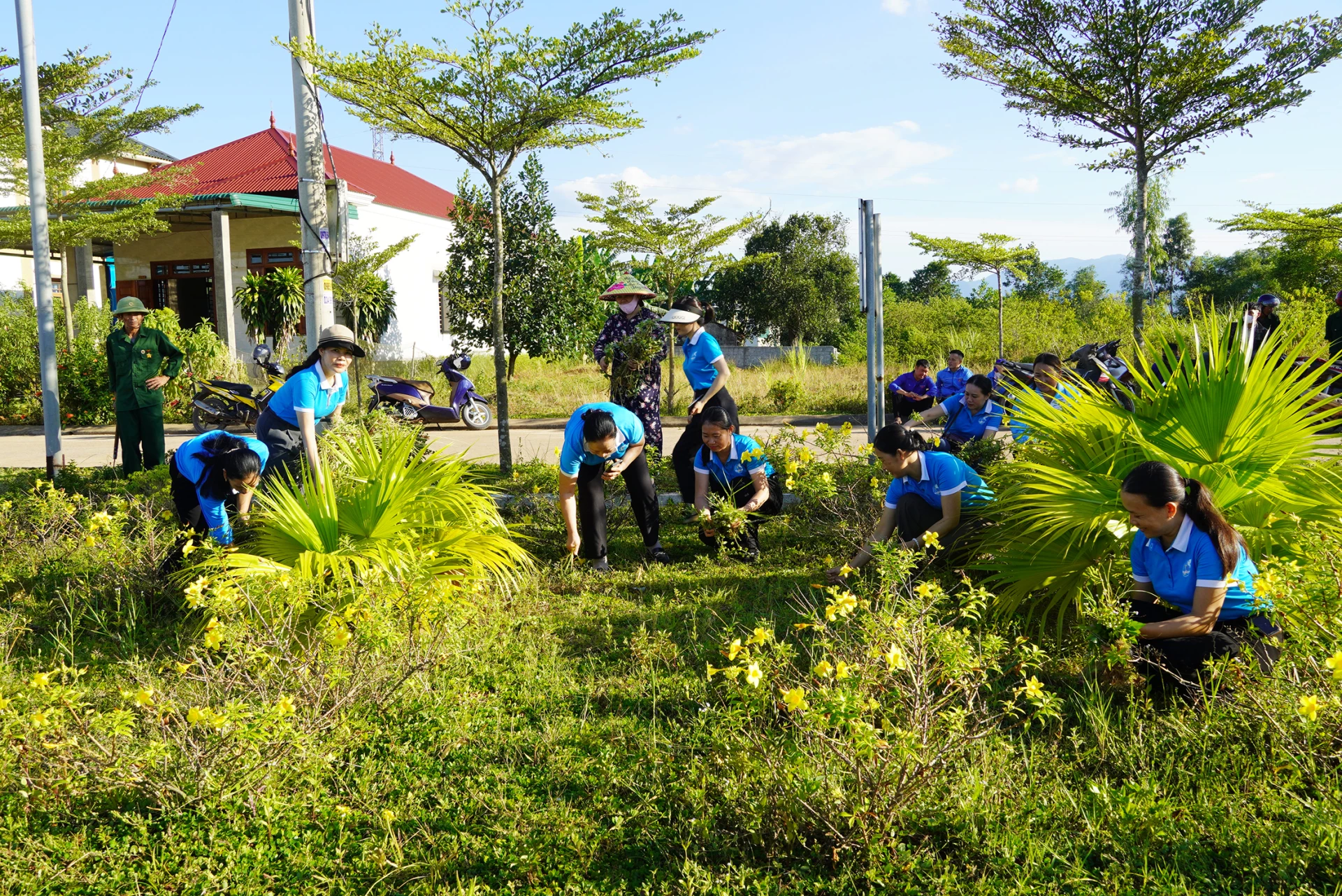 Các hội, đoàn thể trên địa bàn xã Đông Trạch chung tay làm đẹp cảnh quan, môi trường - Ảnh: L.M