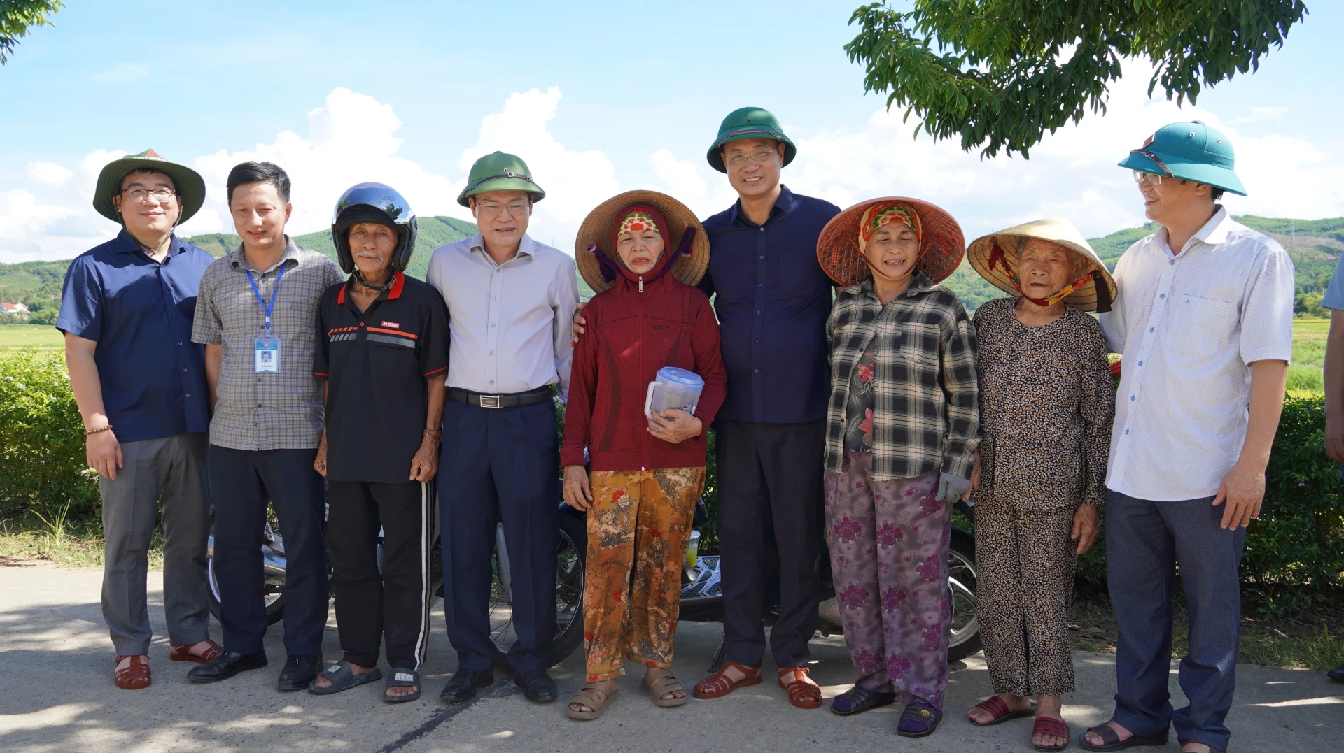Bí thư Tỉnh ủy thăm, động viên bà con nông dân đang thu hoạch lúa tránh bão - Ảnh: QV