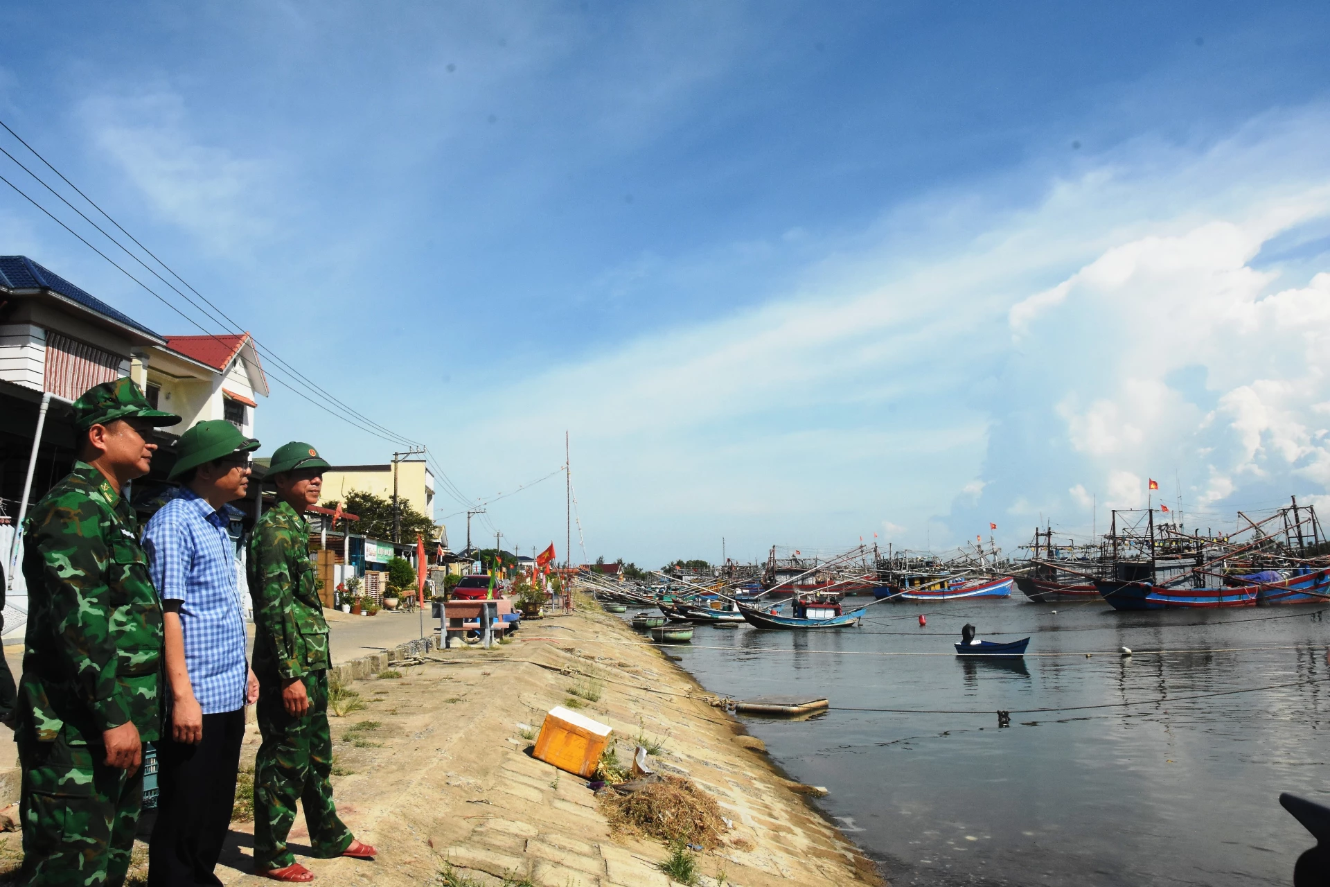 Lãnh đạo xã Nam Cửa Việt và chỉ huy Đồn Đồn Biên phòng Triệu Vân kiểm tra công tác ứng phó bão tại âu tàu phía Nam cảng Cửa Việt - Ảnh: ĐV