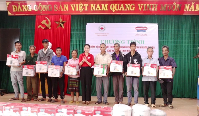 Tặng 102 nồi cơm điện cho các gia đình có hoàn cảnh khó khăn