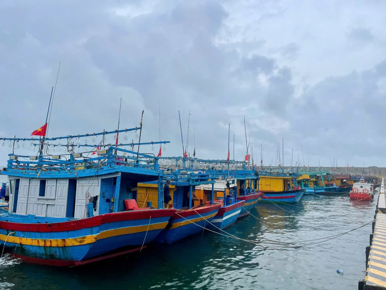 Hiện tại có 21 tàu vào tránh bão số 6 tại âu đảo Cồn Cỏ - Ảnh: ĐV