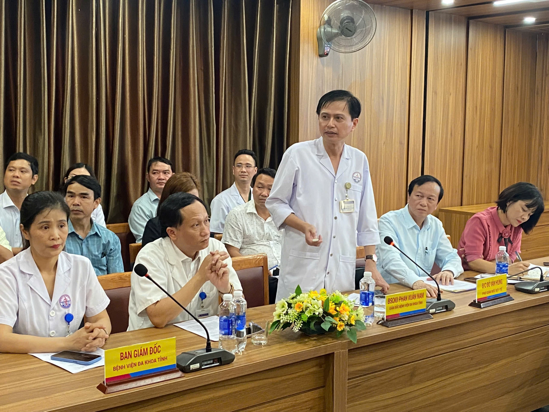 Bác sĩ Chuyên khoa II Phan Xuân Nam, Giám đốc Bệnh viện đa
khoa tỉnh báo cáo kết quả hoạt động của Bệnh viện.